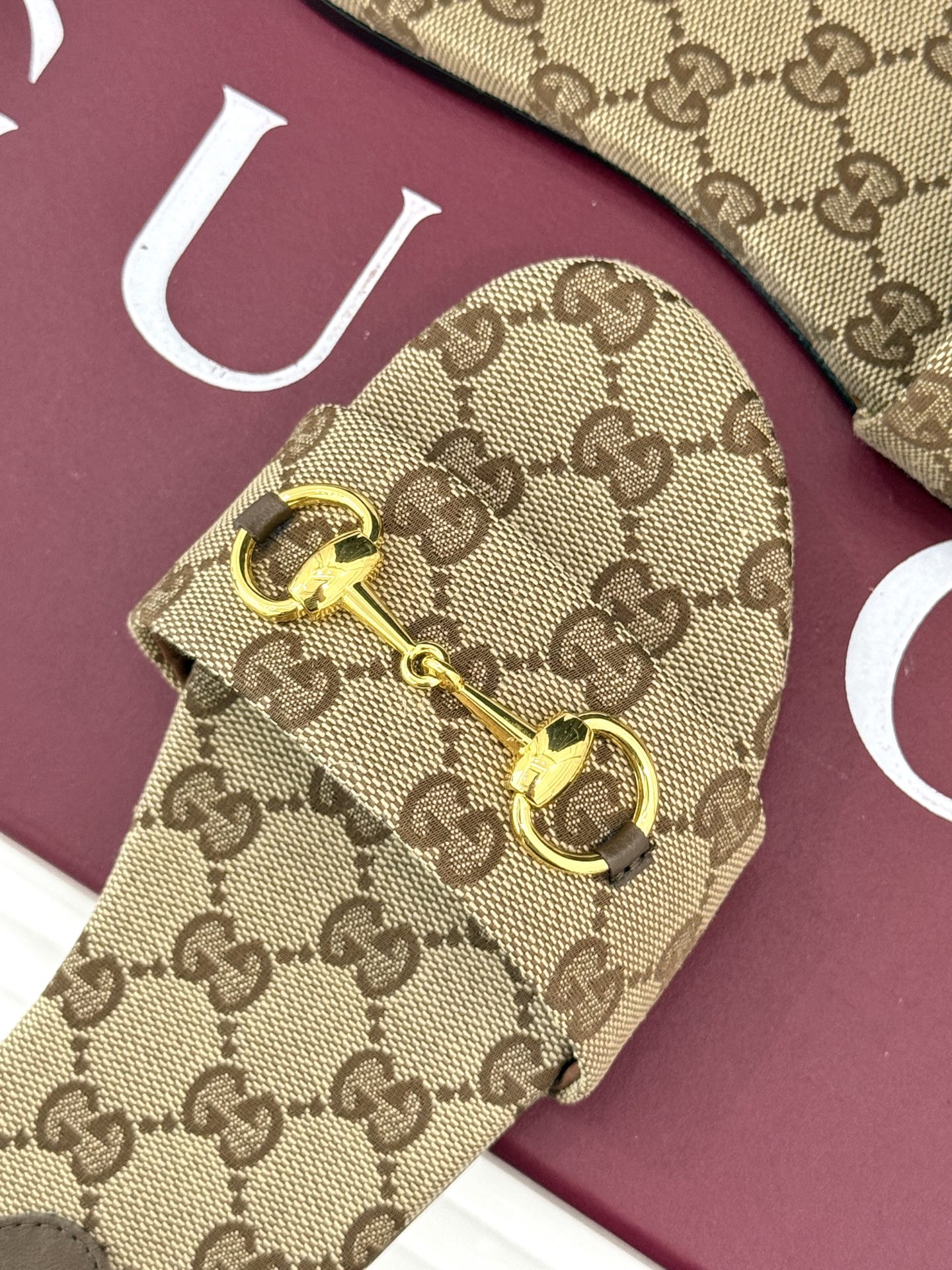 
Gucci/古驰经典马衔扣平底拖鞋
一眼万年的拖鞋！时髦精都在穿
马衔扣绝对是刻在潮流DNA里的符号。