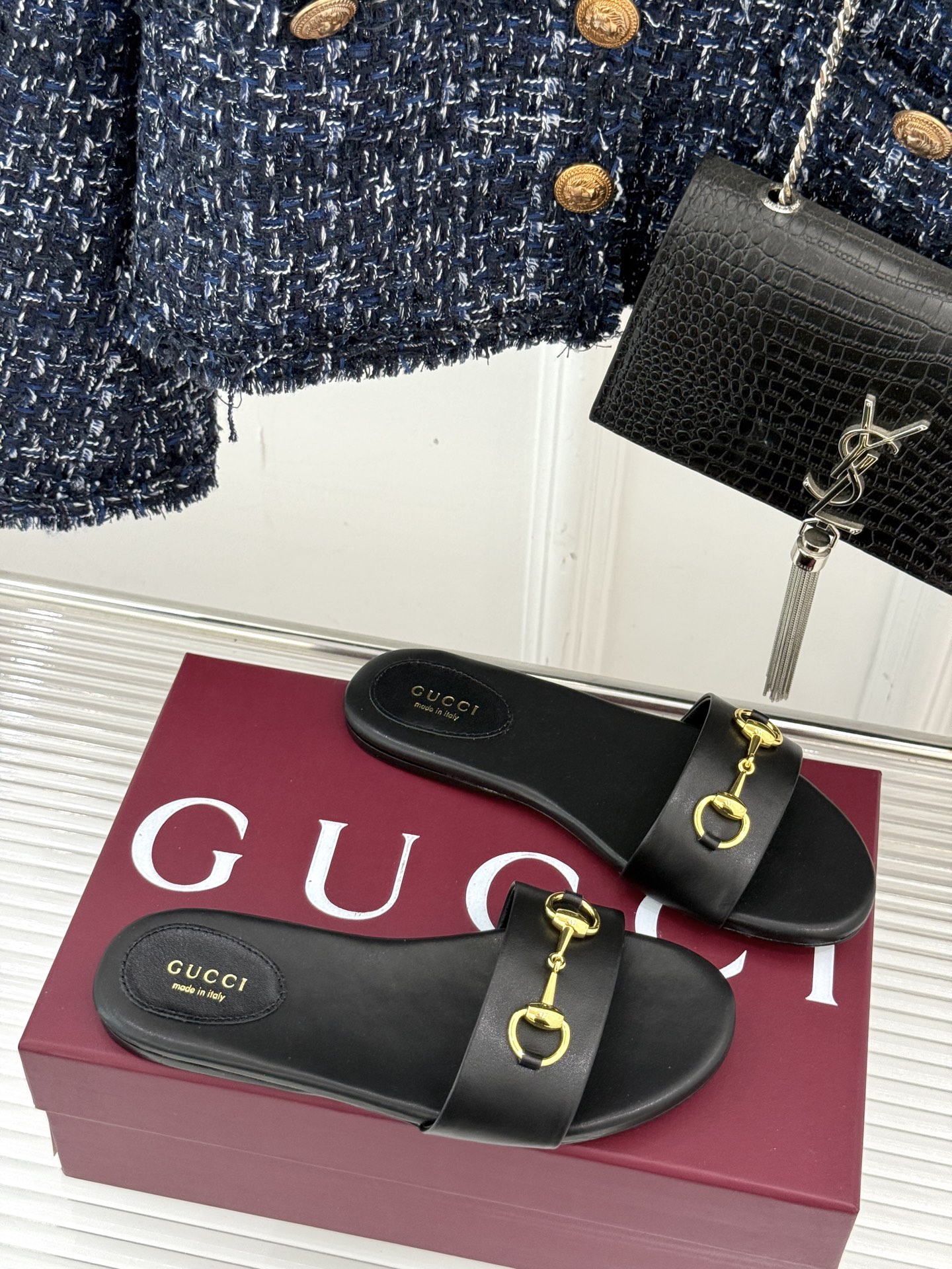 
Gucci/古驰经典马衔扣平底拖鞋
一眼万年的拖鞋！时髦精都在穿
马衔扣绝对是刻在潮流DNA里的符号。