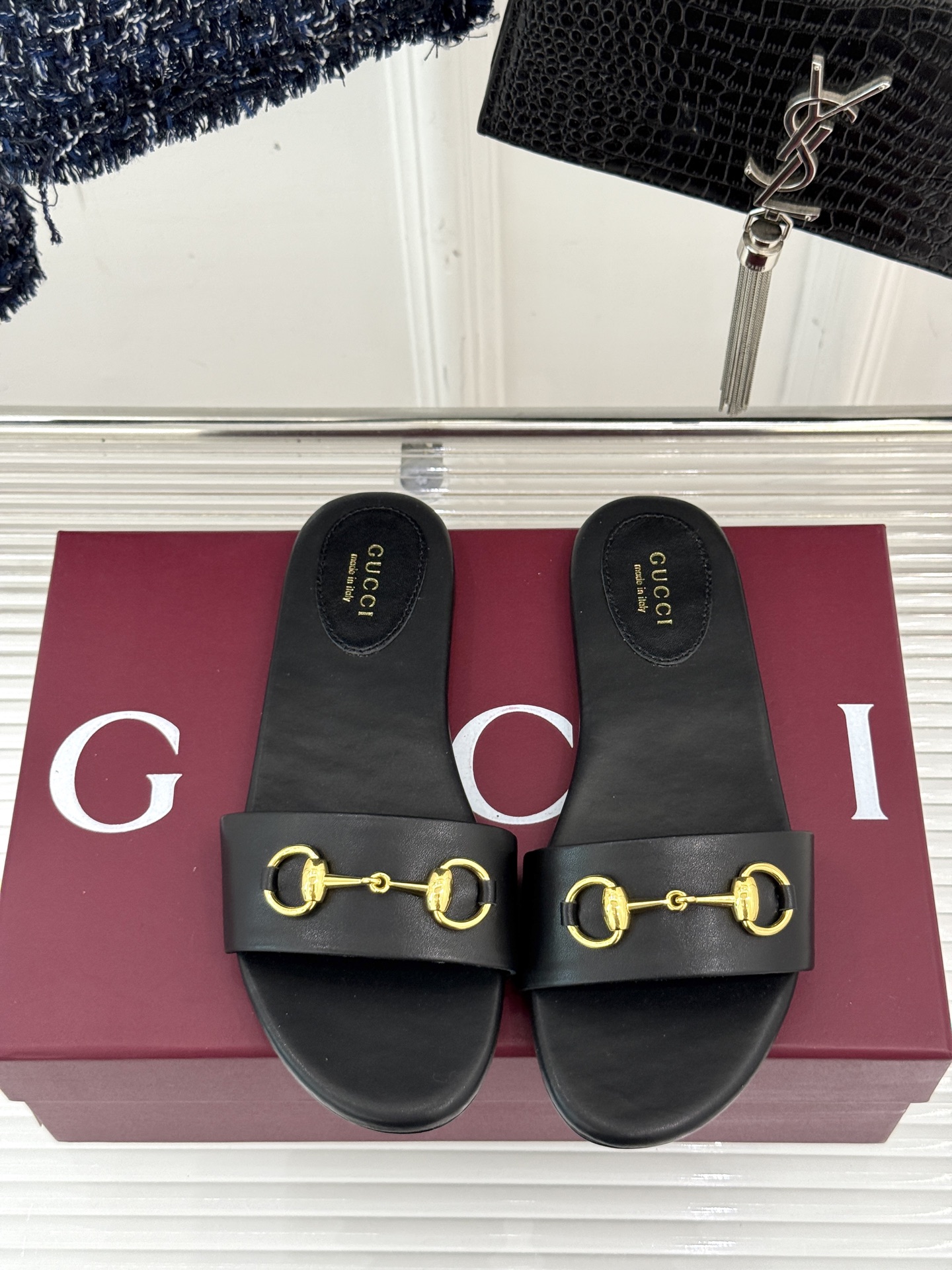 
Gucci/古驰经典马衔扣平底拖鞋
一眼万年的拖鞋！时髦精都在穿
马衔扣绝对是刻在潮流DNA里的符号。