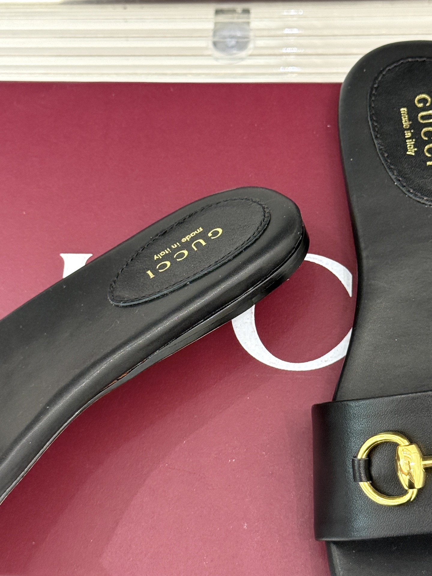 
Gucci/古驰经典马衔扣平底拖鞋
一眼万年的拖鞋！时髦精都在穿
马衔扣绝对是刻在潮流DNA里的符号。