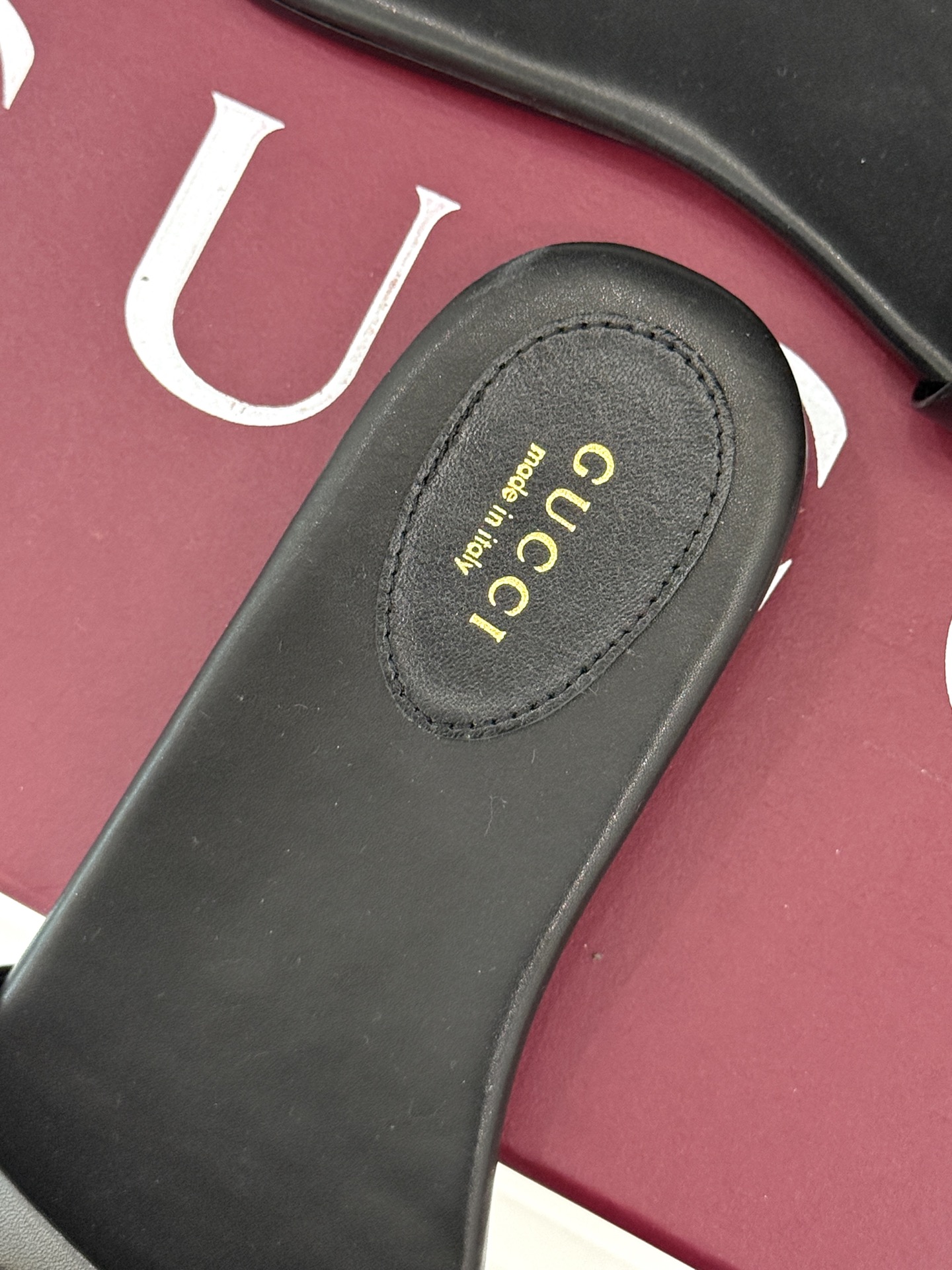 
Gucci/古驰经典马衔扣平底拖鞋
一眼万年的拖鞋！时髦精都在穿
马衔扣绝对是刻在潮流DNA里的符号。