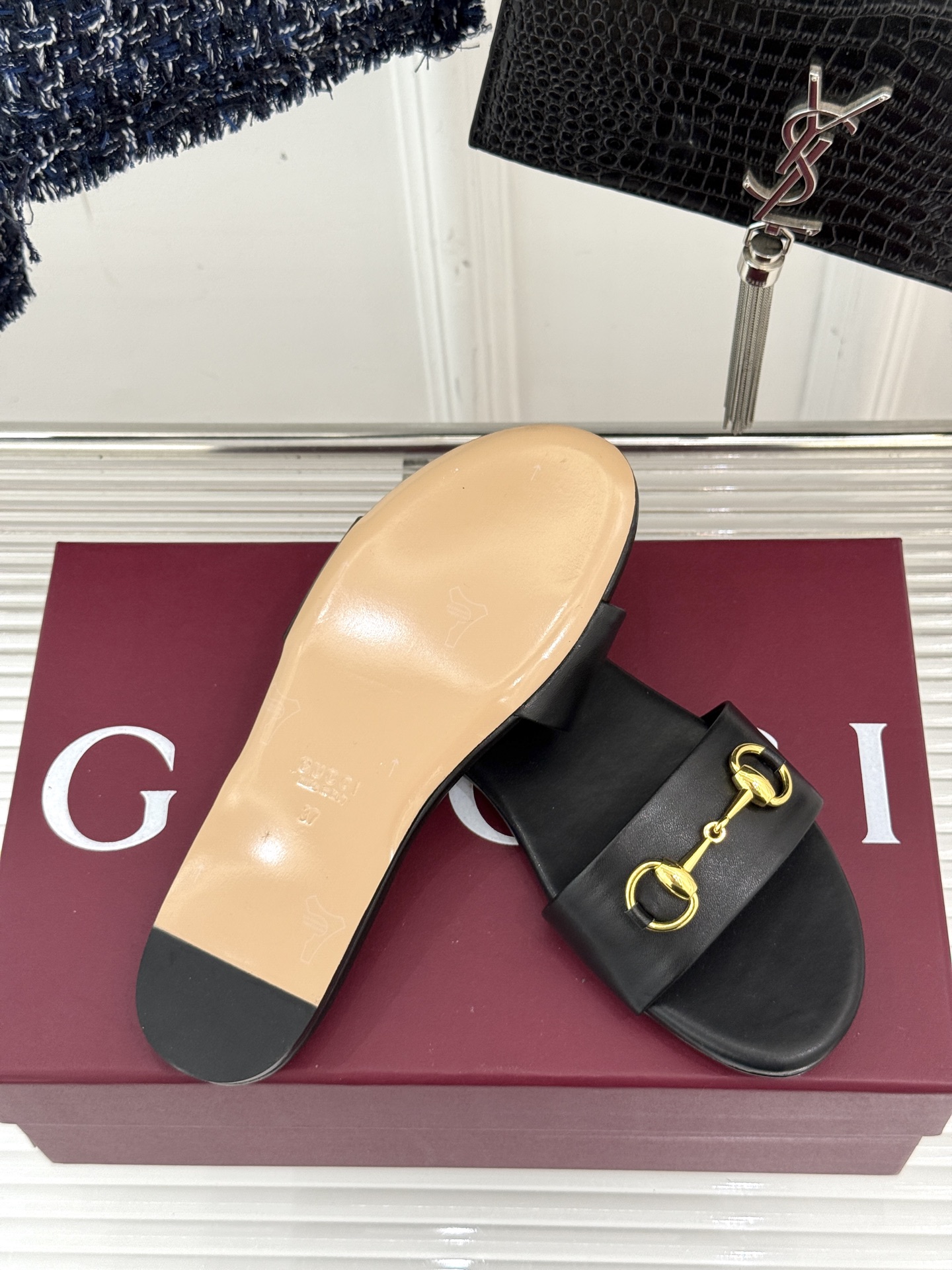 
Gucci/古驰经典马衔扣平底拖鞋
一眼万年的拖鞋！时髦精都在穿
马衔扣绝对是刻在潮流DNA里的符号。