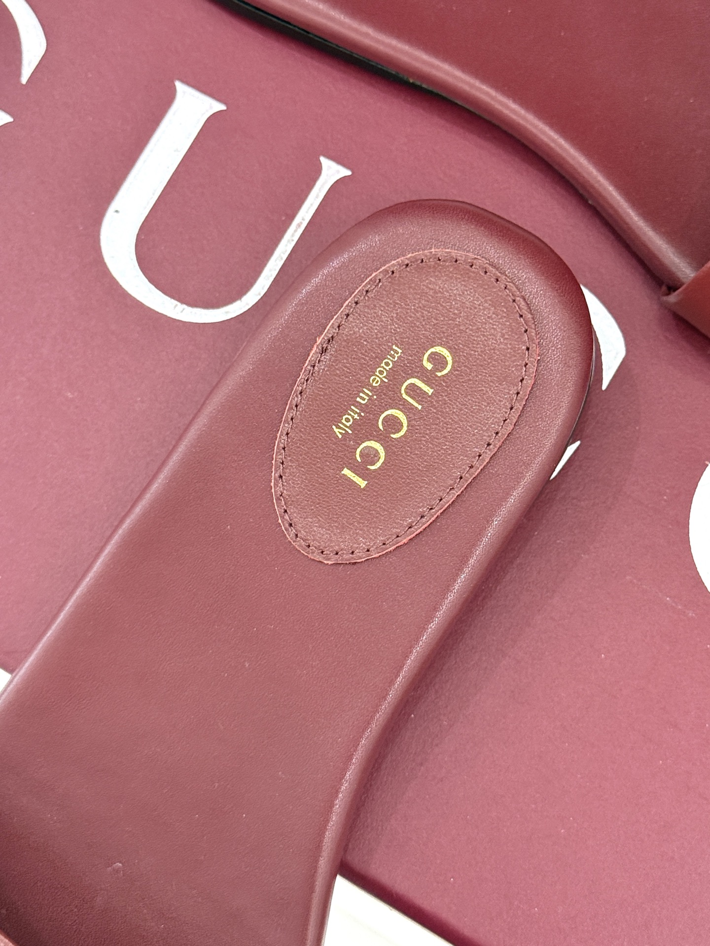 
Gucci/古驰经典马衔扣平底拖鞋
一眼万年的拖鞋！时髦精都在穿
马衔扣绝对是刻在潮流DNA里的符号。