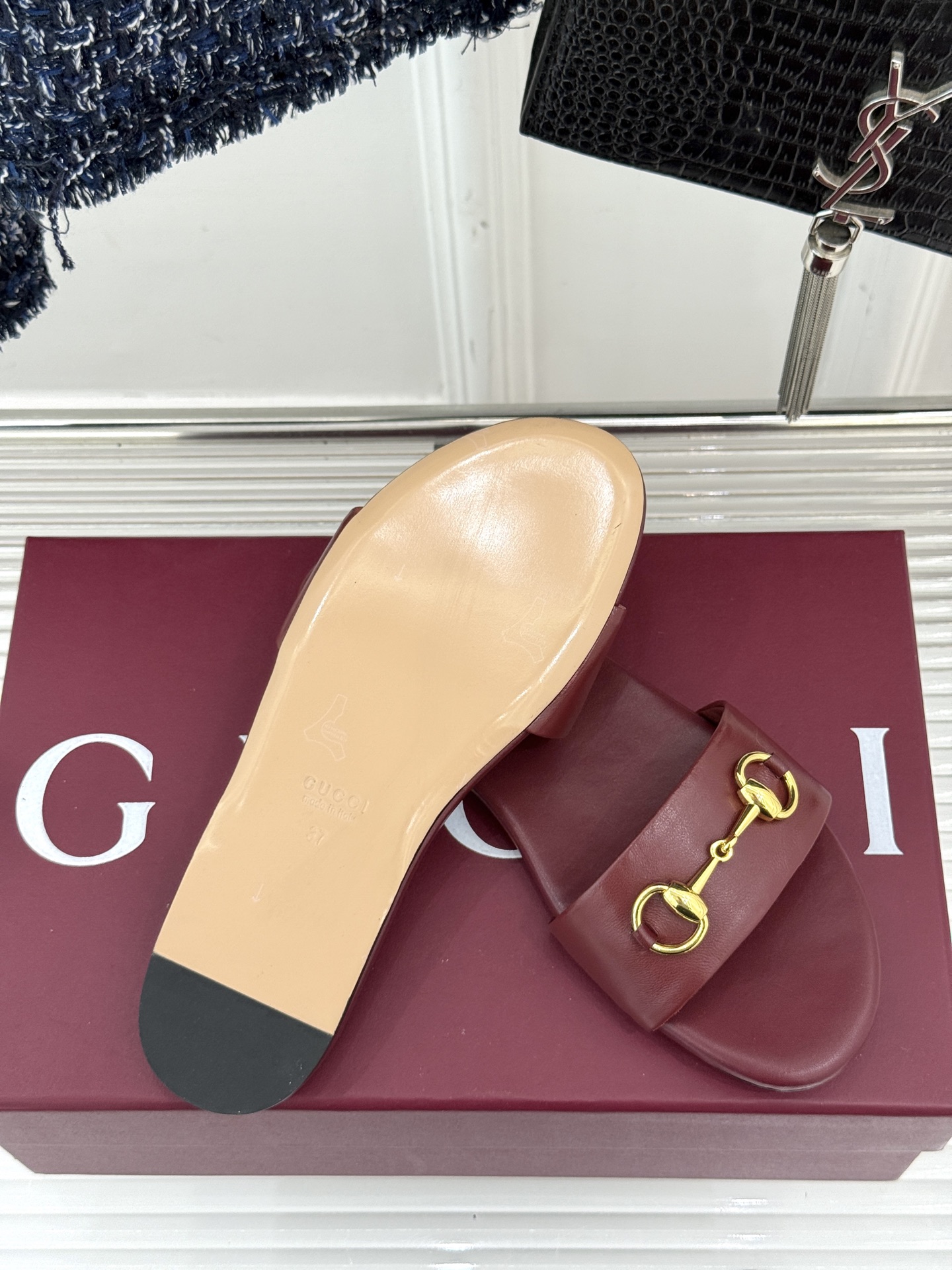 
Gucci/古驰经典马衔扣平底拖鞋
一眼万年的拖鞋！时髦精都在穿
马衔扣绝对是刻在潮流DNA里的符号。