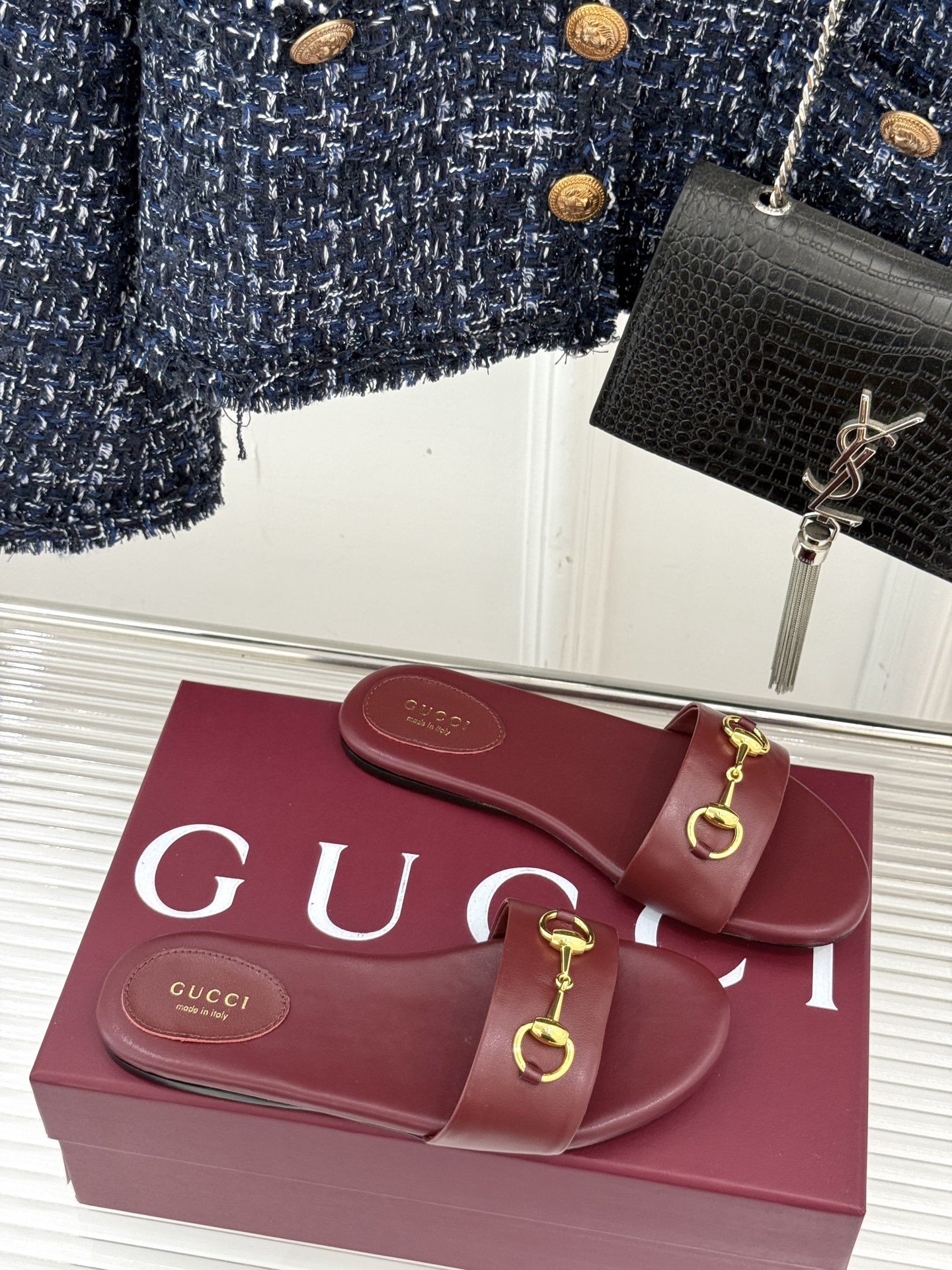 
Gucci/古驰经典马衔扣平底拖鞋
一眼万年的拖鞋！时髦精都在穿
马衔扣绝对是刻在潮流DNA里的符号。