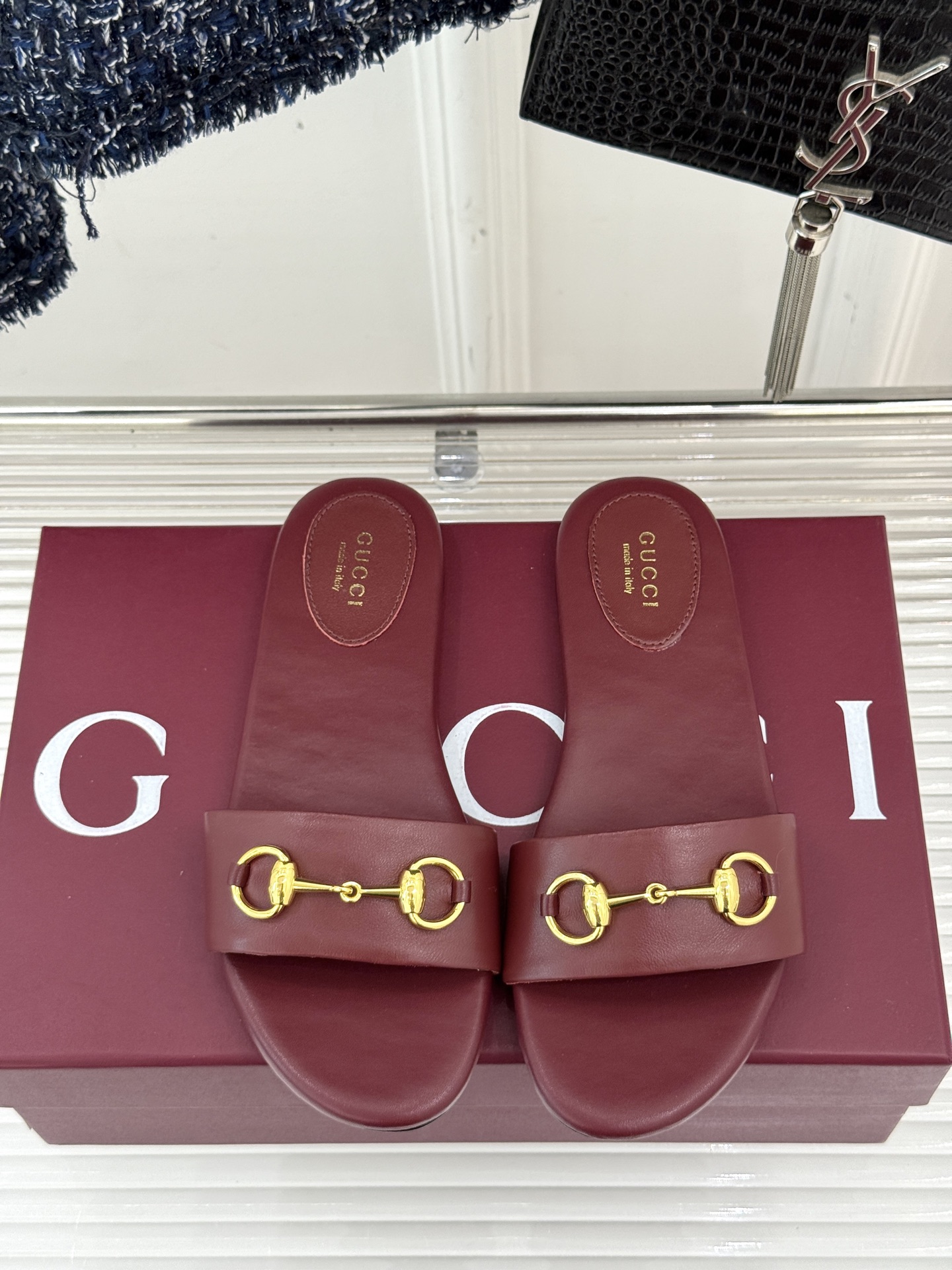 
Gucci/古驰经典马衔扣平底拖鞋
一眼万年的拖鞋！时髦精都在穿
马衔扣绝对是刻在潮流DNA里的符号。