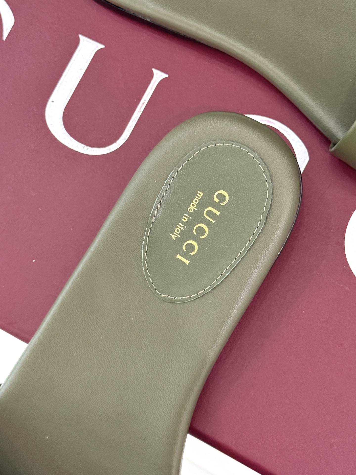 
Gucci/古驰经典马衔扣平底拖鞋
一眼万年的拖鞋！时髦精都在穿
马衔扣绝对是刻在潮流DNA里的符号。