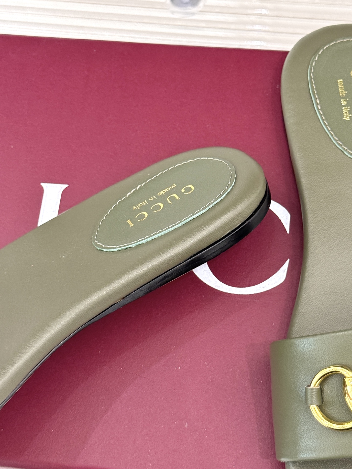
Gucci/古驰经典马衔扣平底拖鞋
一眼万年的拖鞋！时髦精都在穿
马衔扣绝对是刻在潮流DNA里的符号。