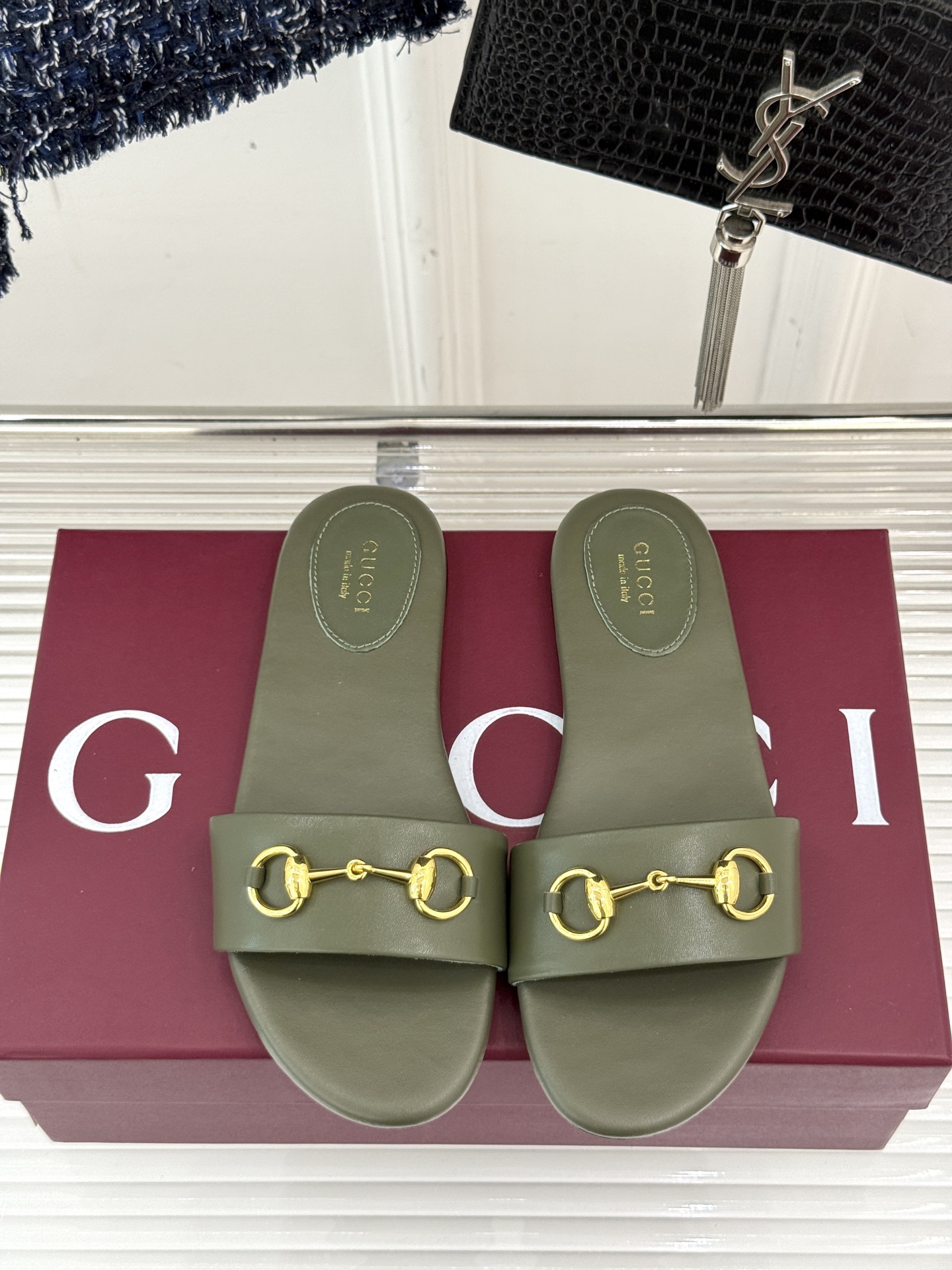 
Gucci/古驰经典马衔扣平底拖鞋
一眼万年的拖鞋！时髦精都在穿
马衔扣绝对是刻在潮流DNA里的符号。