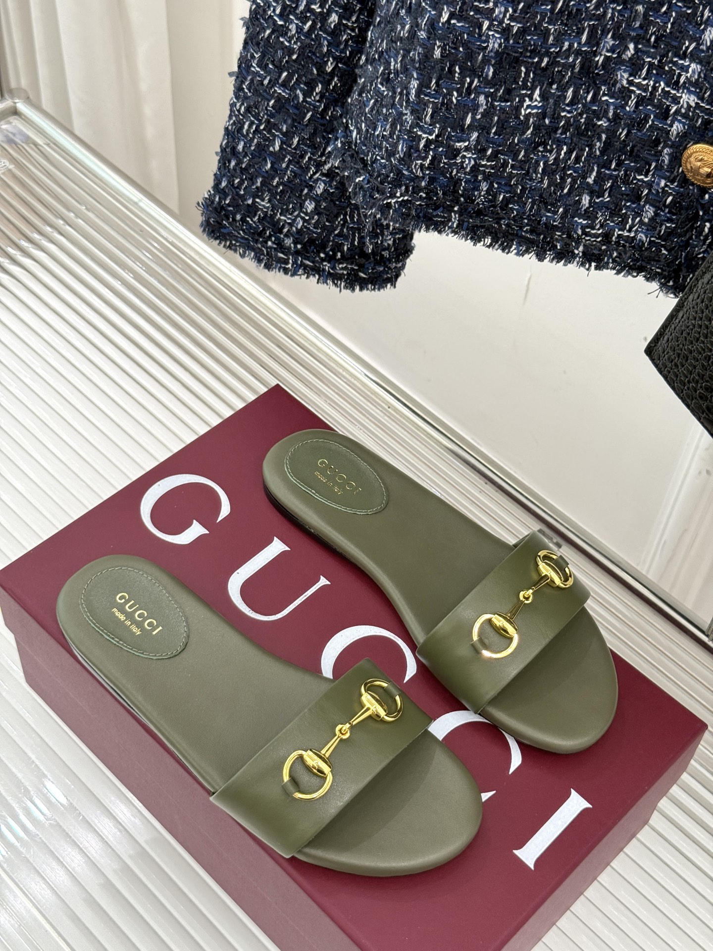 
Gucci/古驰经典马衔扣平底拖鞋
一眼万年的拖鞋！时髦精都在穿
马衔扣绝对是刻在潮流DNA里的符号。