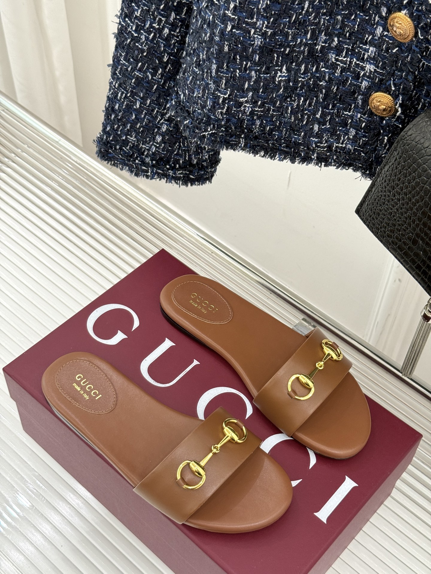 
Gucci/古驰经典马衔扣平底拖鞋
一眼万年的拖鞋！时髦精都在穿
马衔扣绝对是刻在潮流DNA里的符号。