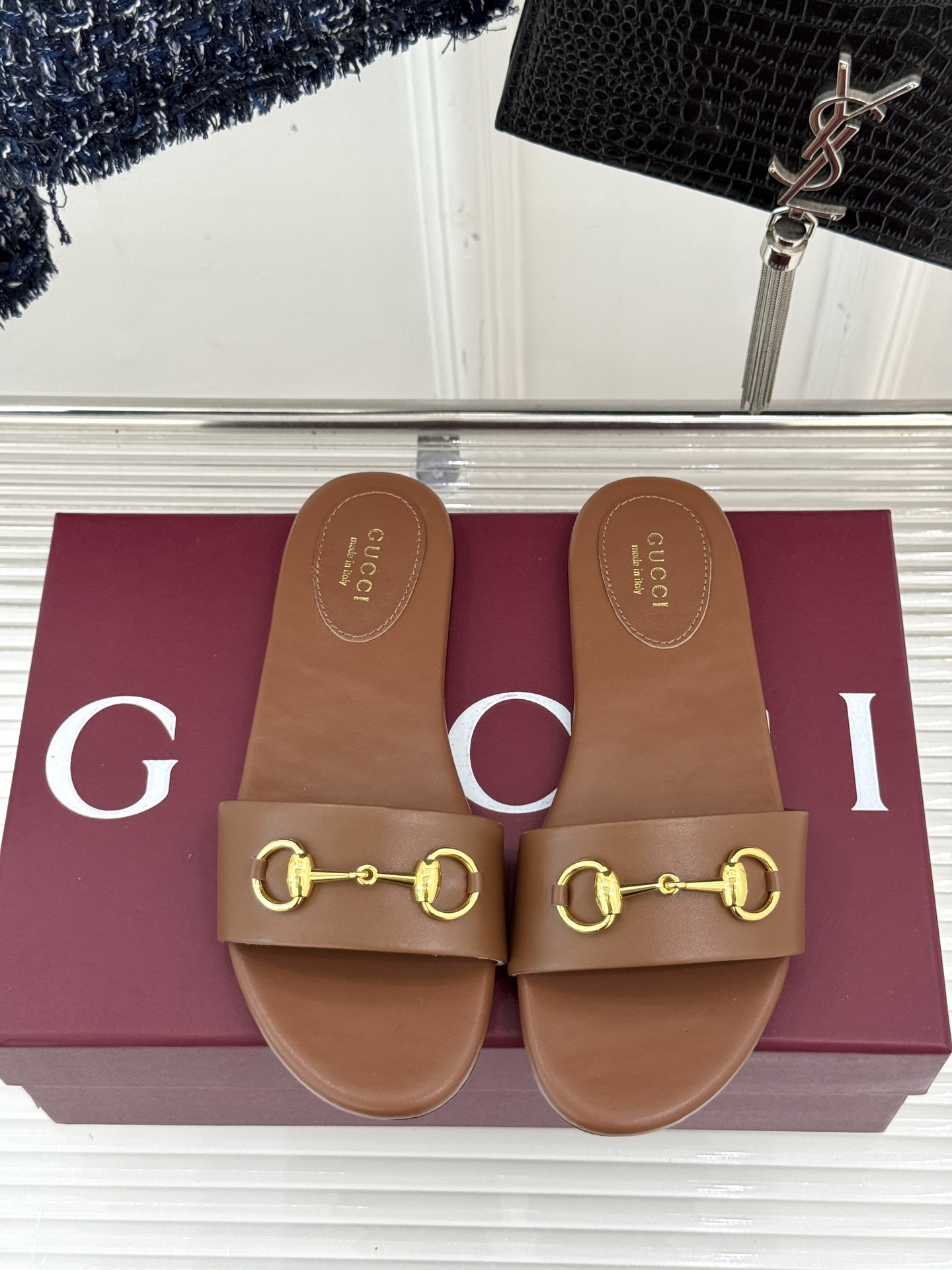 
Gucci/古驰经典马衔扣平底拖鞋
一眼万年的拖鞋！时髦精都在穿
马衔扣绝对是刻在潮流DNA里的符号。