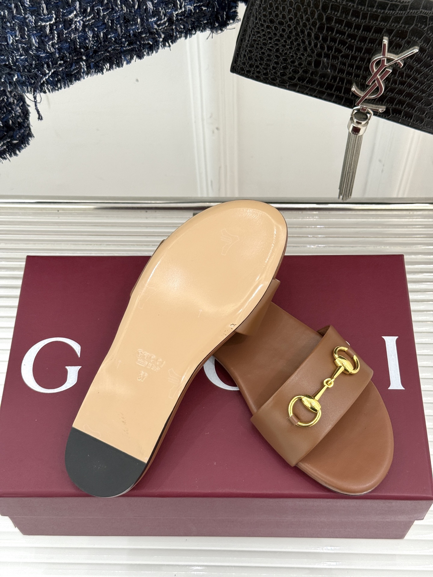 
Gucci/古驰经典马衔扣平底拖鞋
一眼万年的拖鞋！时髦精都在穿
马衔扣绝对是刻在潮流DNA里的符号。