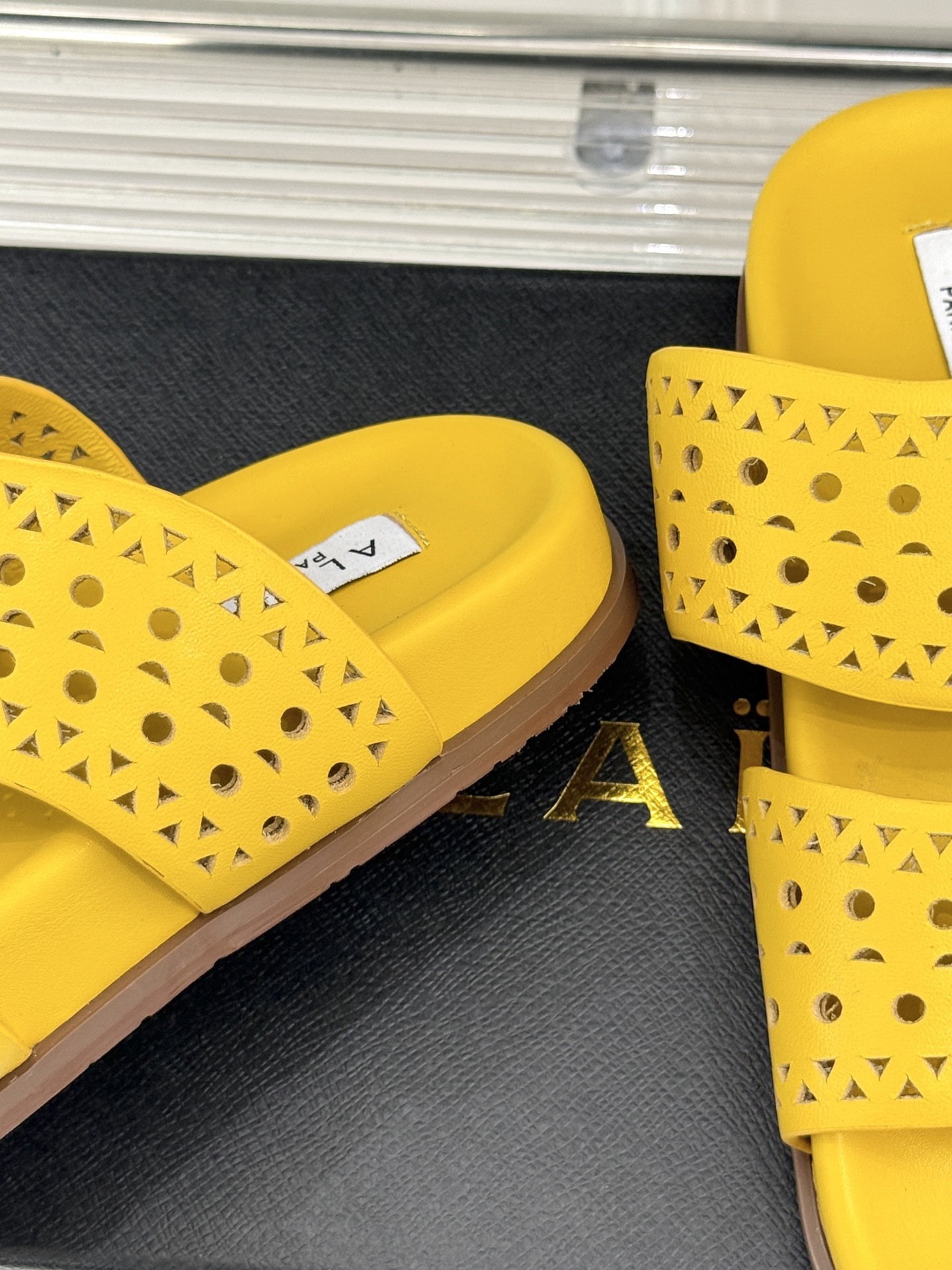 ALAIA|阿莱亚 25WF春夏新品
镂空休闲拖鞋
Alaia这个来自法国的奢侈品牌
以其性感摩登的设