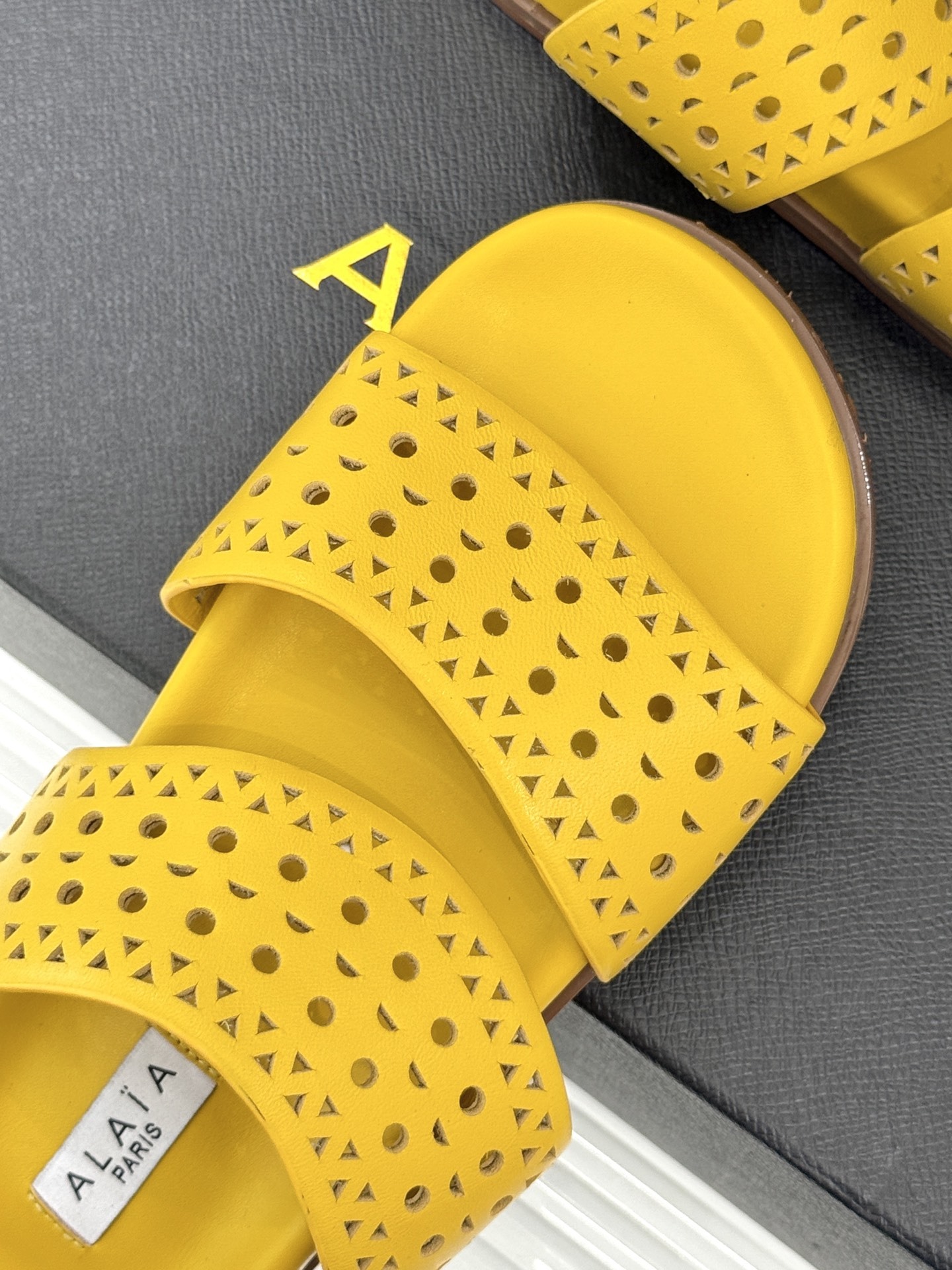 ALAIA|阿莱亚 25WF春夏新品
镂空休闲拖鞋
Alaia这个来自法国的奢侈品牌
以其性感摩登的设