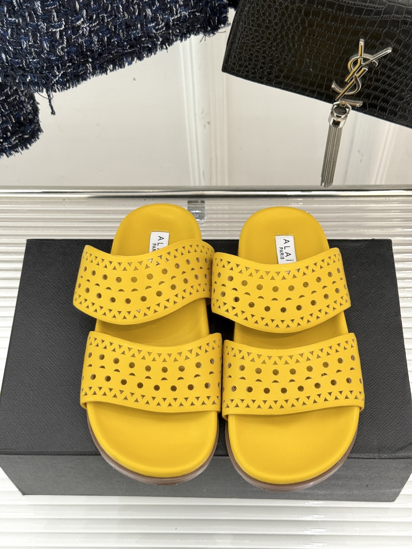 ALAIA|阿莱亚 25WF春夏新品
镂空休闲拖鞋
Alaia这个来自法国的奢侈品牌
以其性感摩登的设