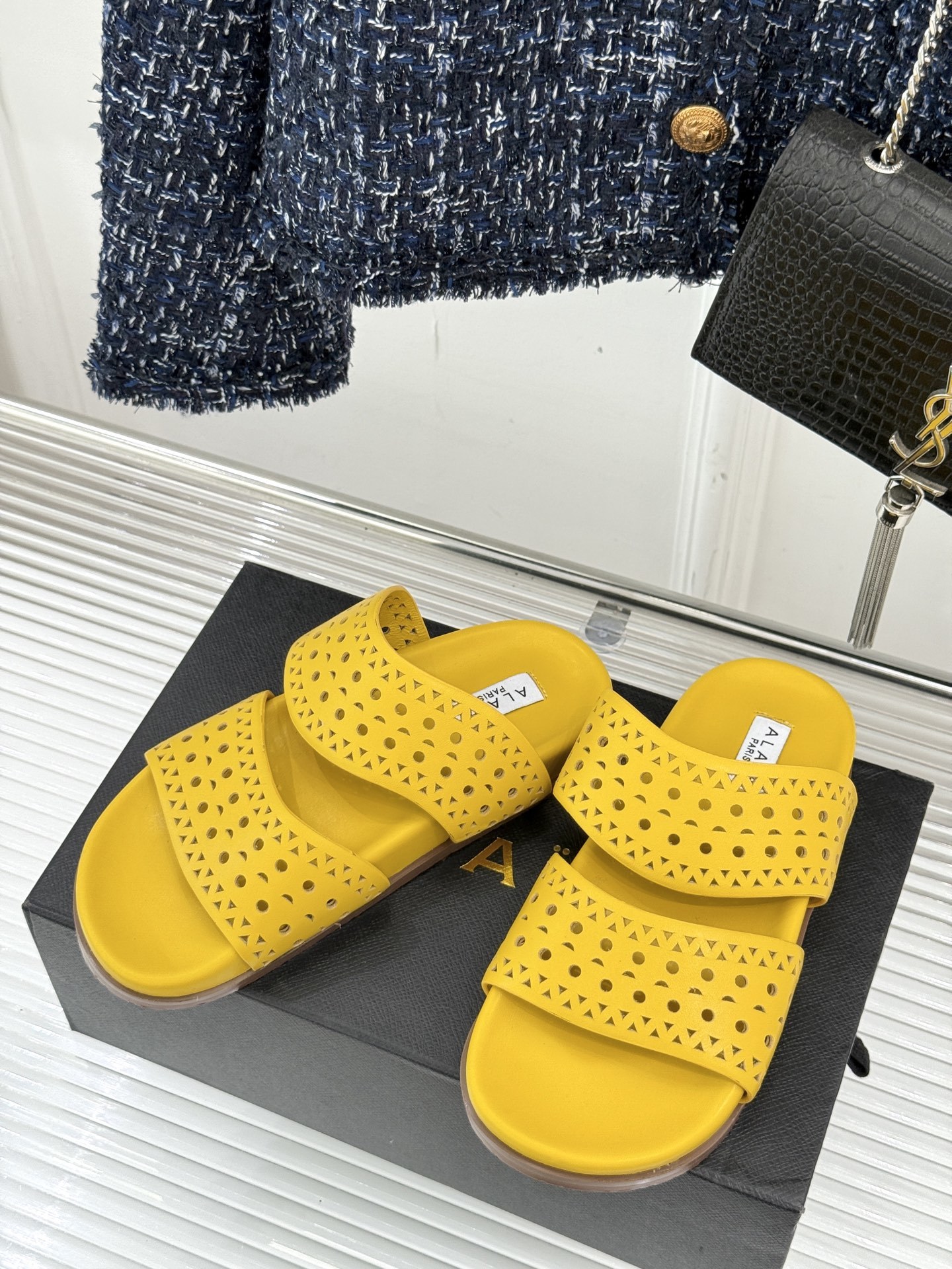 ALAIA|阿莱亚 25WF春夏新品
镂空休闲拖鞋
Alaia这个来自法国的奢侈品牌
以其性感摩登的设