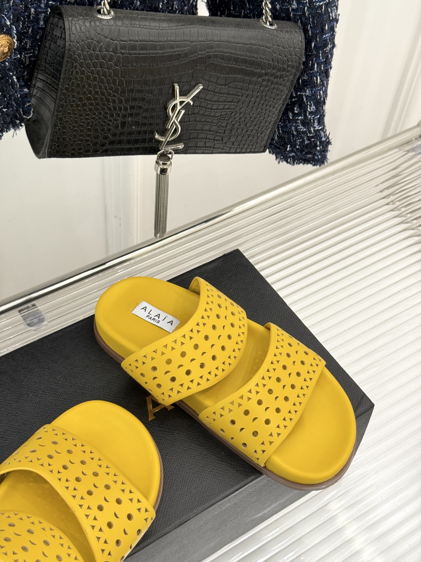 ALAIA|阿莱亚 25WF春夏新品
镂空休闲拖鞋
Alaia这个来自法国的奢侈品牌
以其性感摩登的设