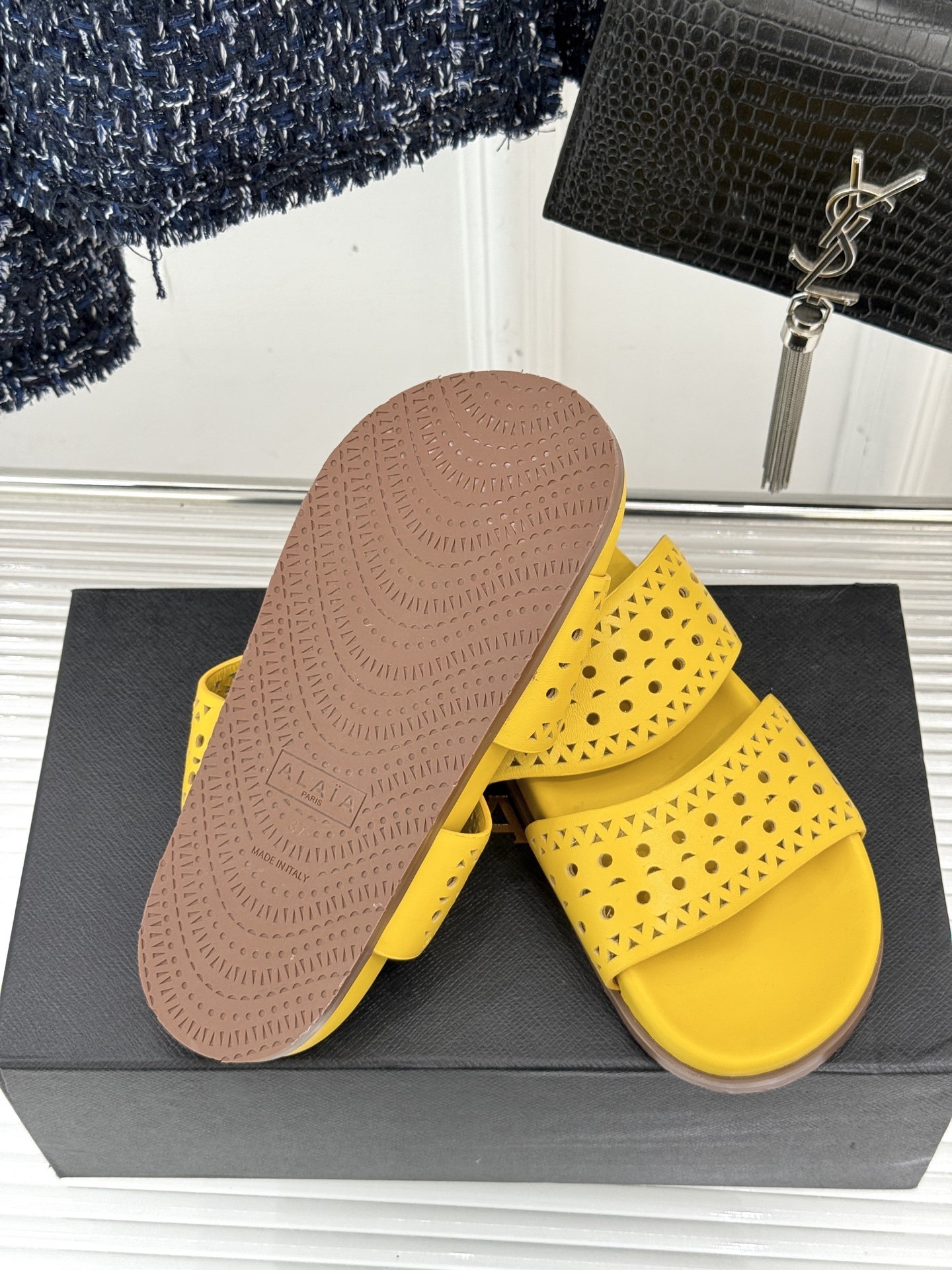 ALAIA|阿莱亚 25WF春夏新品
镂空休闲拖鞋
Alaia这个来自法国的奢侈品牌
以其性感摩登的设