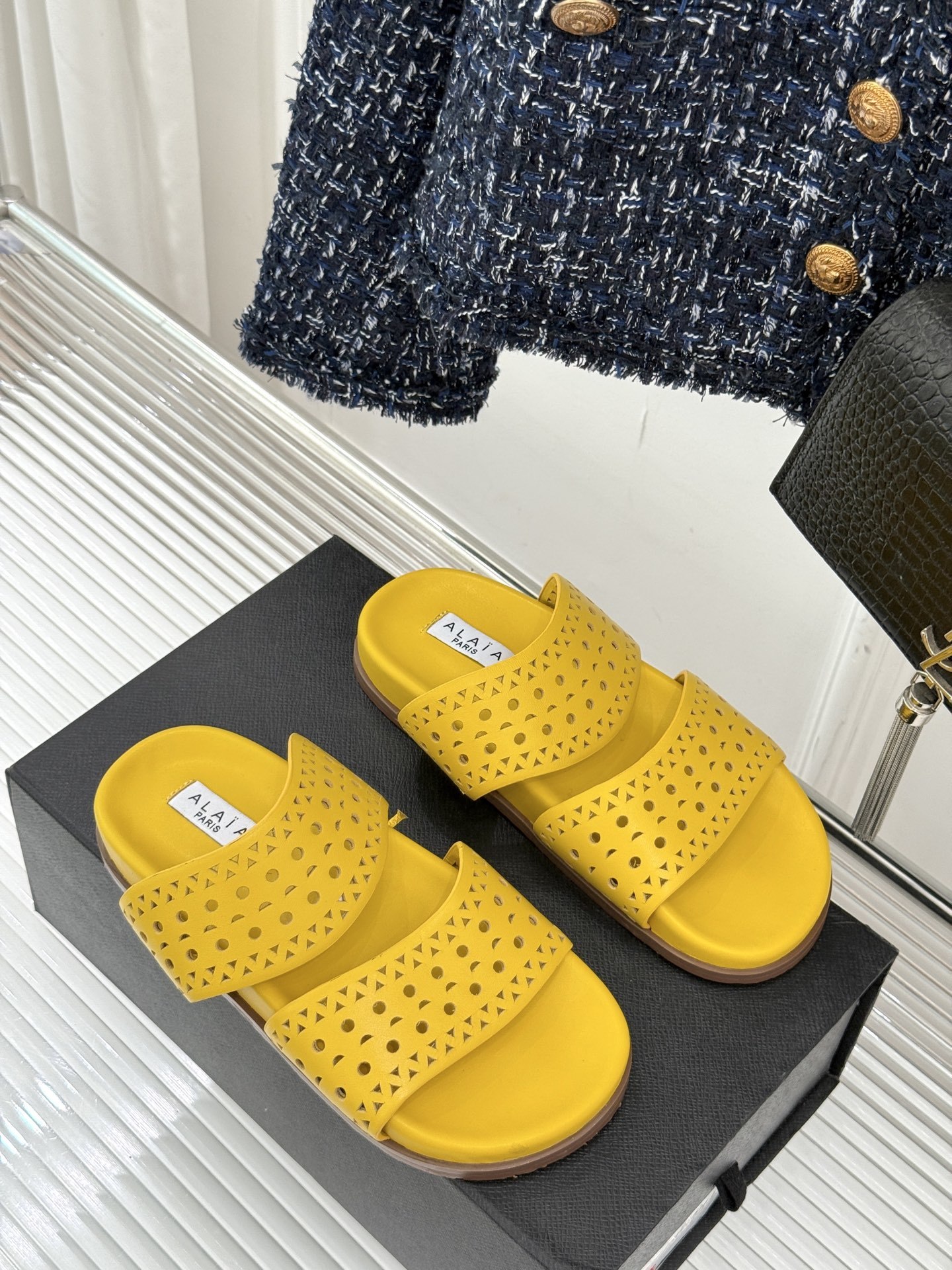 ALAIA|阿莱亚 25WF春夏新品
镂空休闲拖鞋
Alaia这个来自法国的奢侈品牌
以其性感摩登的设