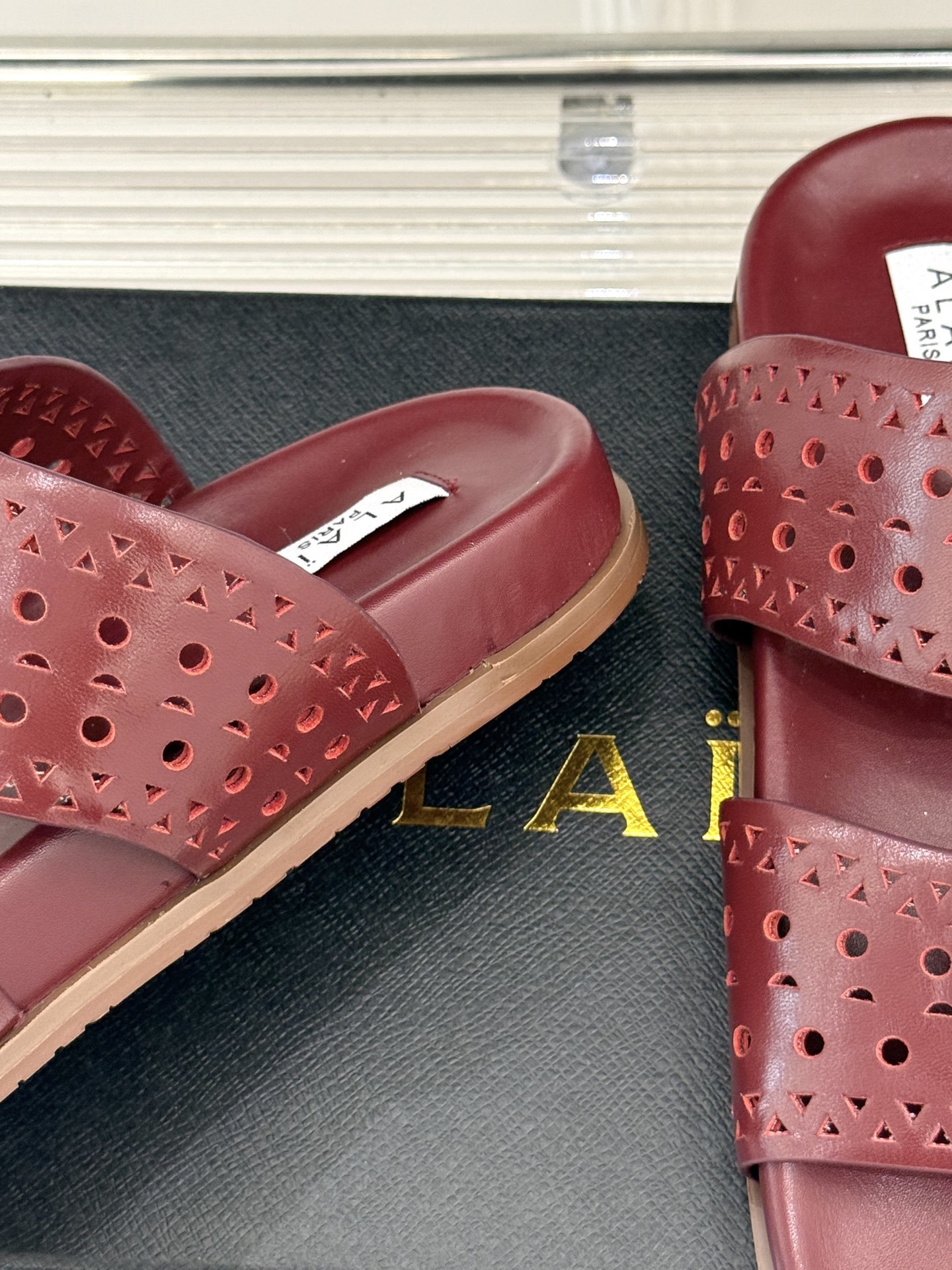 ALAIA|阿莱亚 25WF春夏新品
镂空休闲拖鞋
Alaia这个来自法国的奢侈品牌
以其性感摩登的设