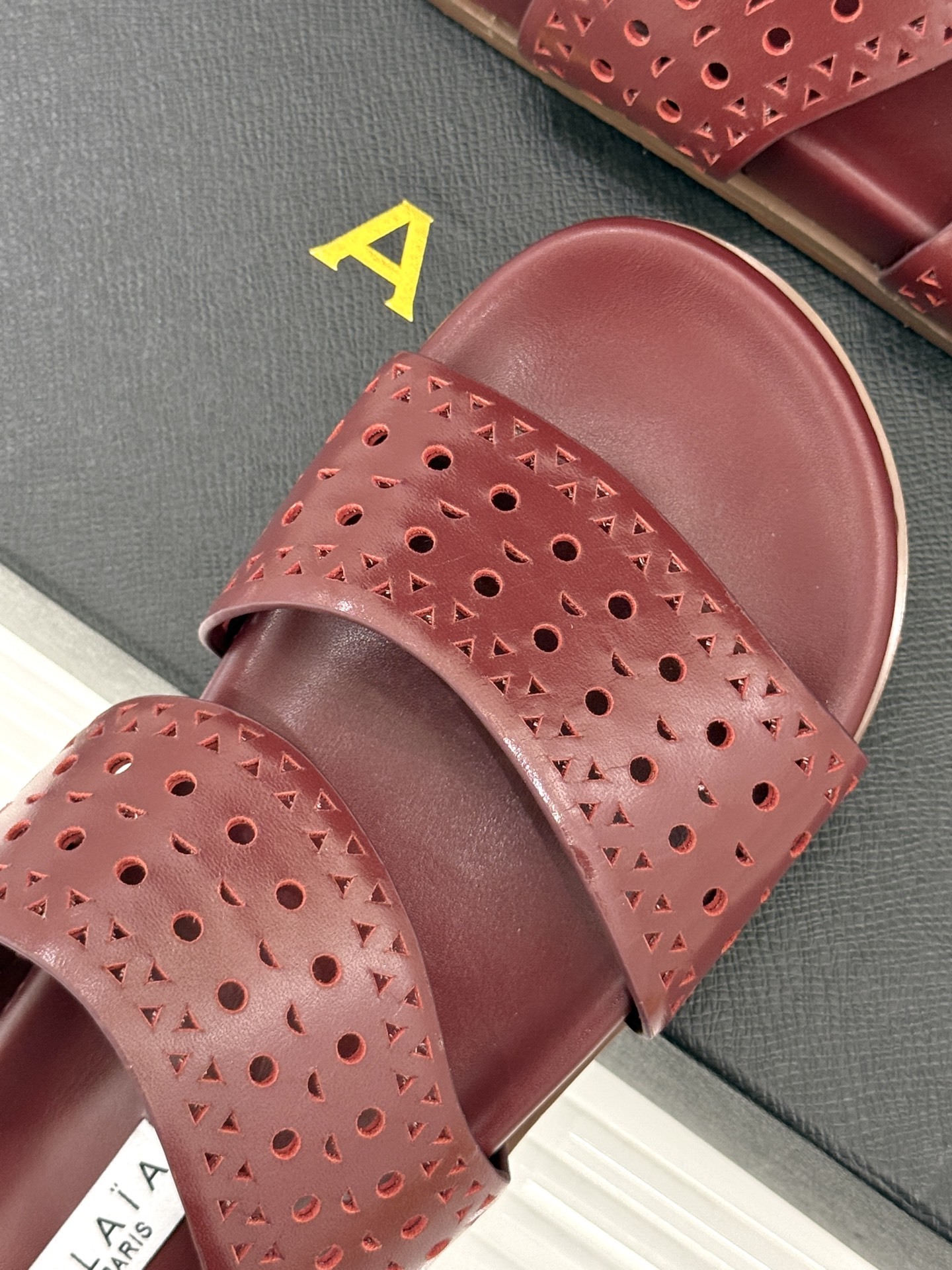 ALAIA|阿莱亚 25WF春夏新品
镂空休闲拖鞋
Alaia这个来自法国的奢侈品牌
以其性感摩登的设