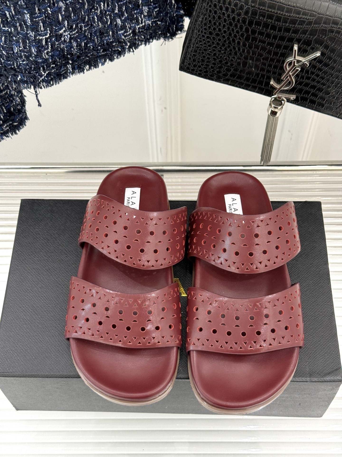 ALAIA|阿莱亚 25WF春夏新品
镂空休闲拖鞋
Alaia这个来自法国的奢侈品牌
以其性感摩登的设