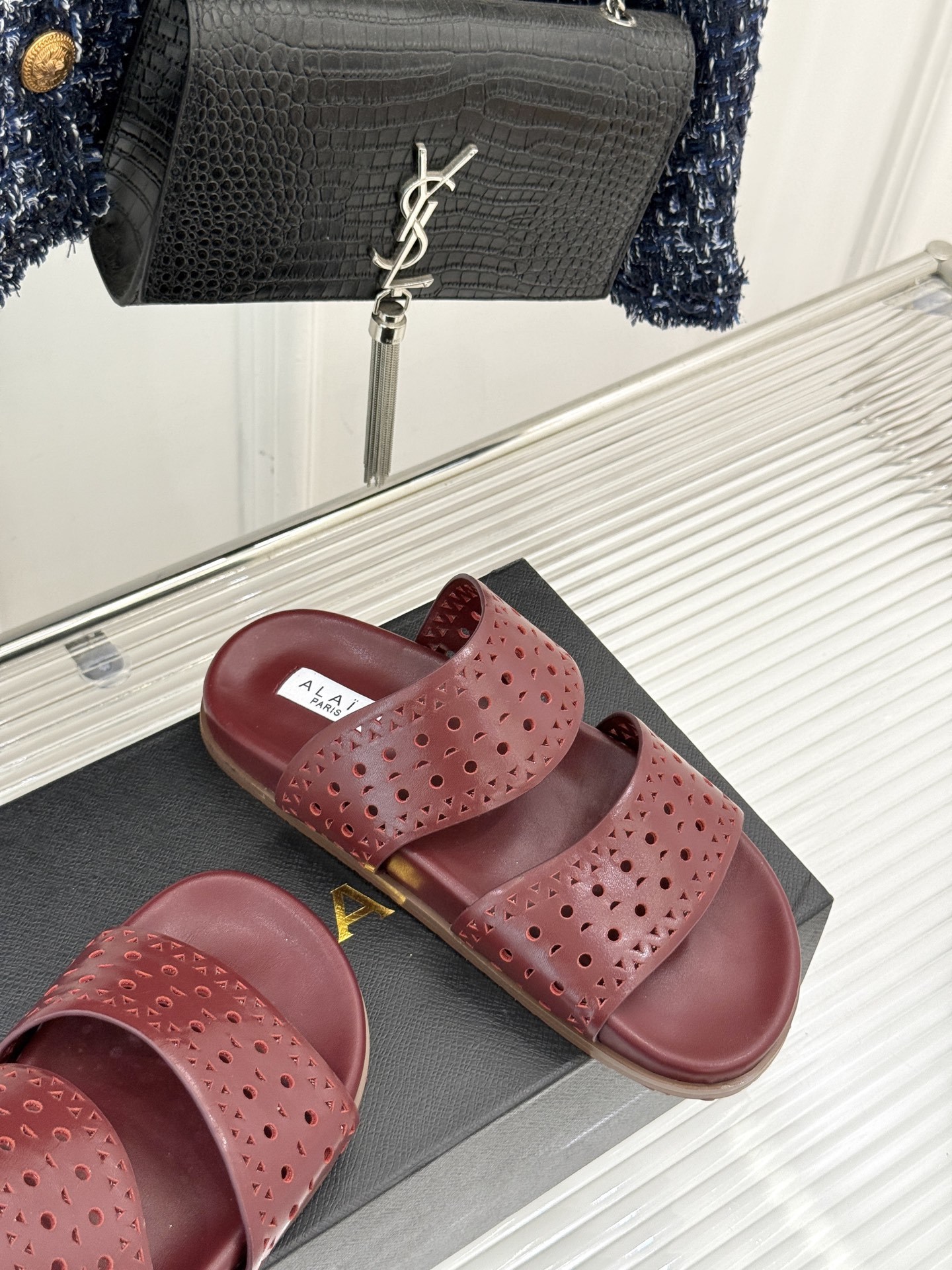 ALAIA|阿莱亚 25WF春夏新品
镂空休闲拖鞋
Alaia这个来自法国的奢侈品牌
以其性感摩登的设