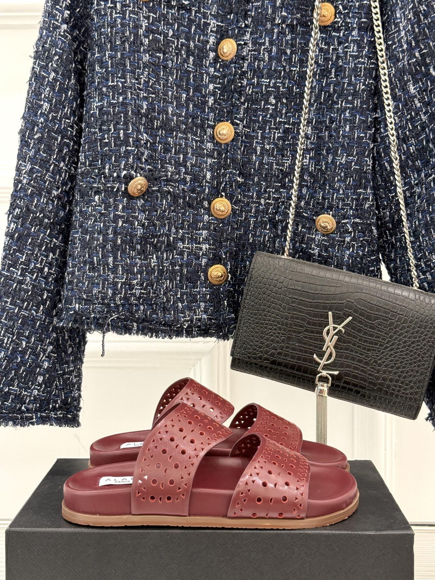 ALAIA|阿莱亚 25WF春夏新品
镂空休闲拖鞋
Alaia这个来自法国的奢侈品牌
以其性感摩登的设