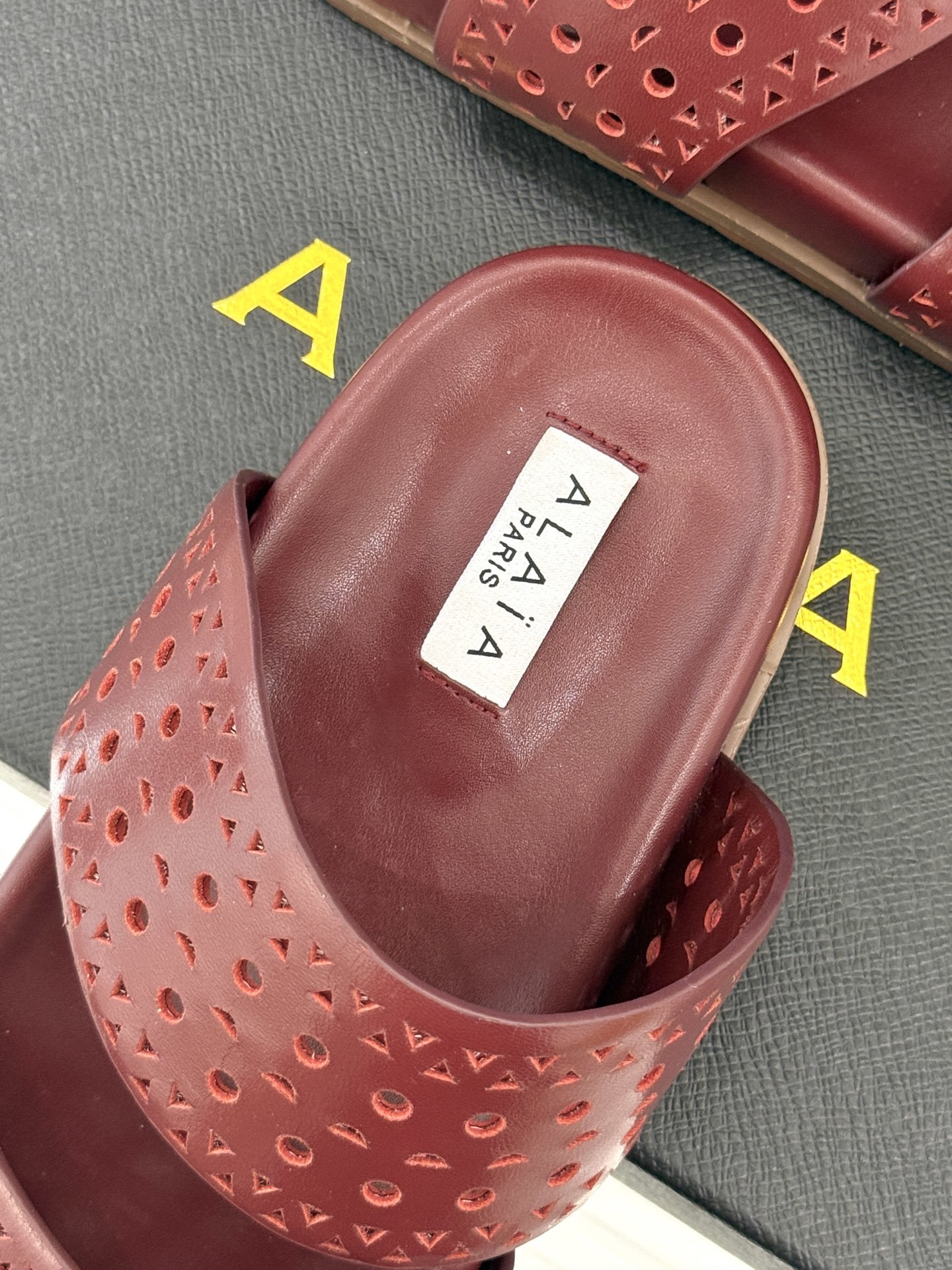 ALAIA|阿莱亚 25WF春夏新品
镂空休闲拖鞋
Alaia这个来自法国的奢侈品牌
以其性感摩登的设