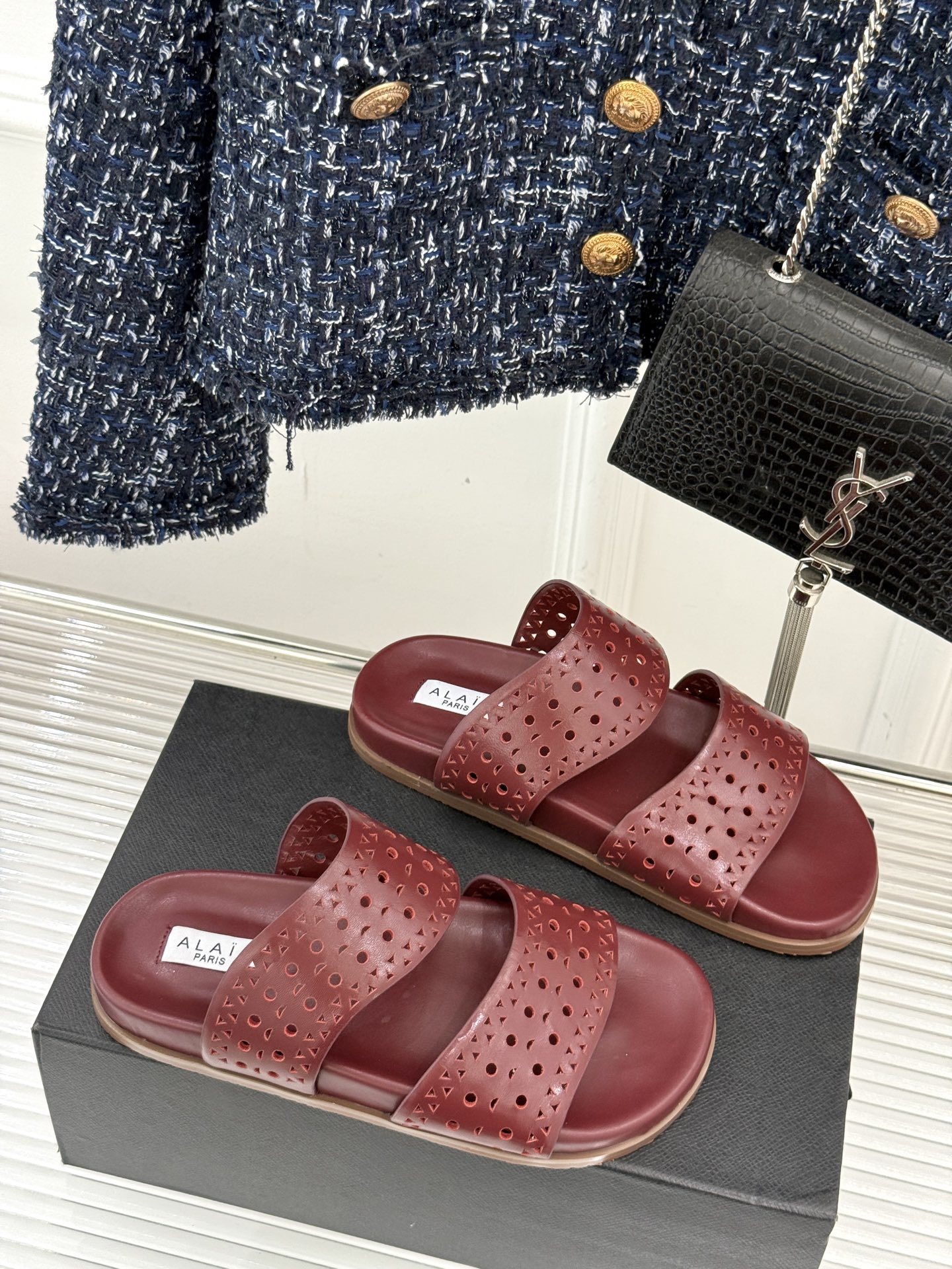 ALAIA|阿莱亚 25WF春夏新品
镂空休闲拖鞋
Alaia这个来自法国的奢侈品牌
以其性感摩登的设