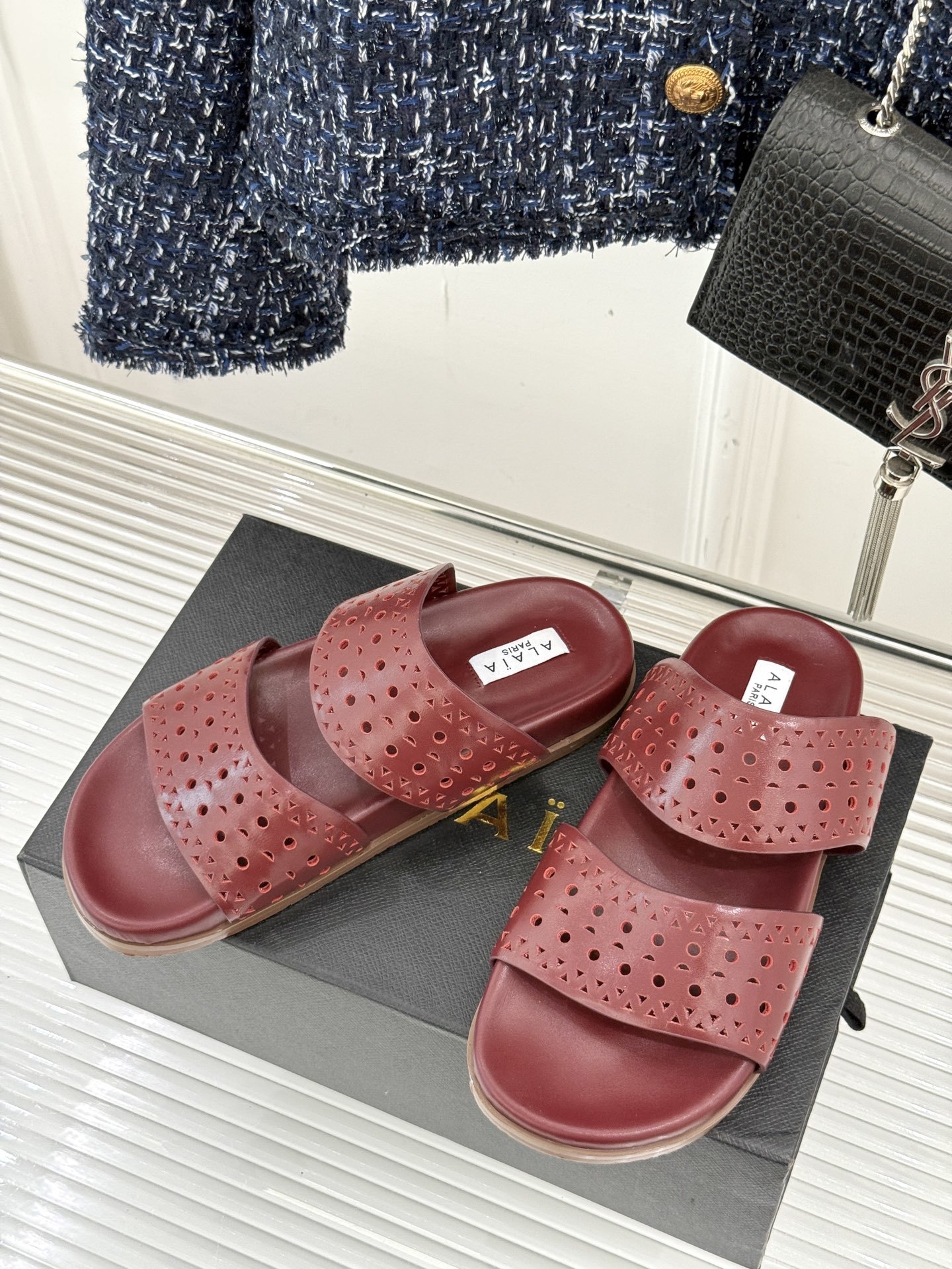 ALAIA|阿莱亚 25WF春夏新品
镂空休闲拖鞋
Alaia这个来自法国的奢侈品牌
以其性感摩登的设