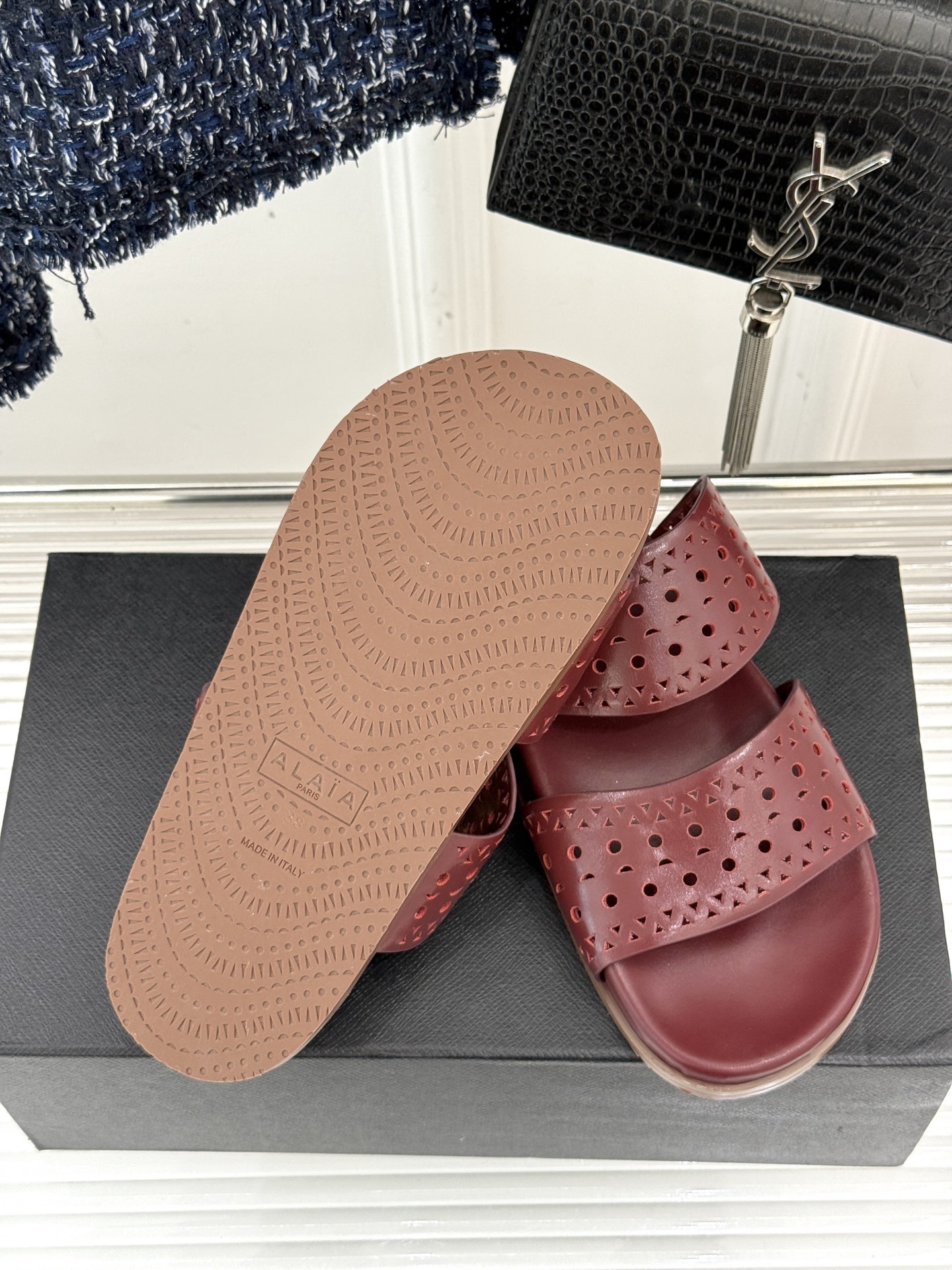 ALAIA|阿莱亚 25WF春夏新品
镂空休闲拖鞋
Alaia这个来自法国的奢侈品牌
以其性感摩登的设