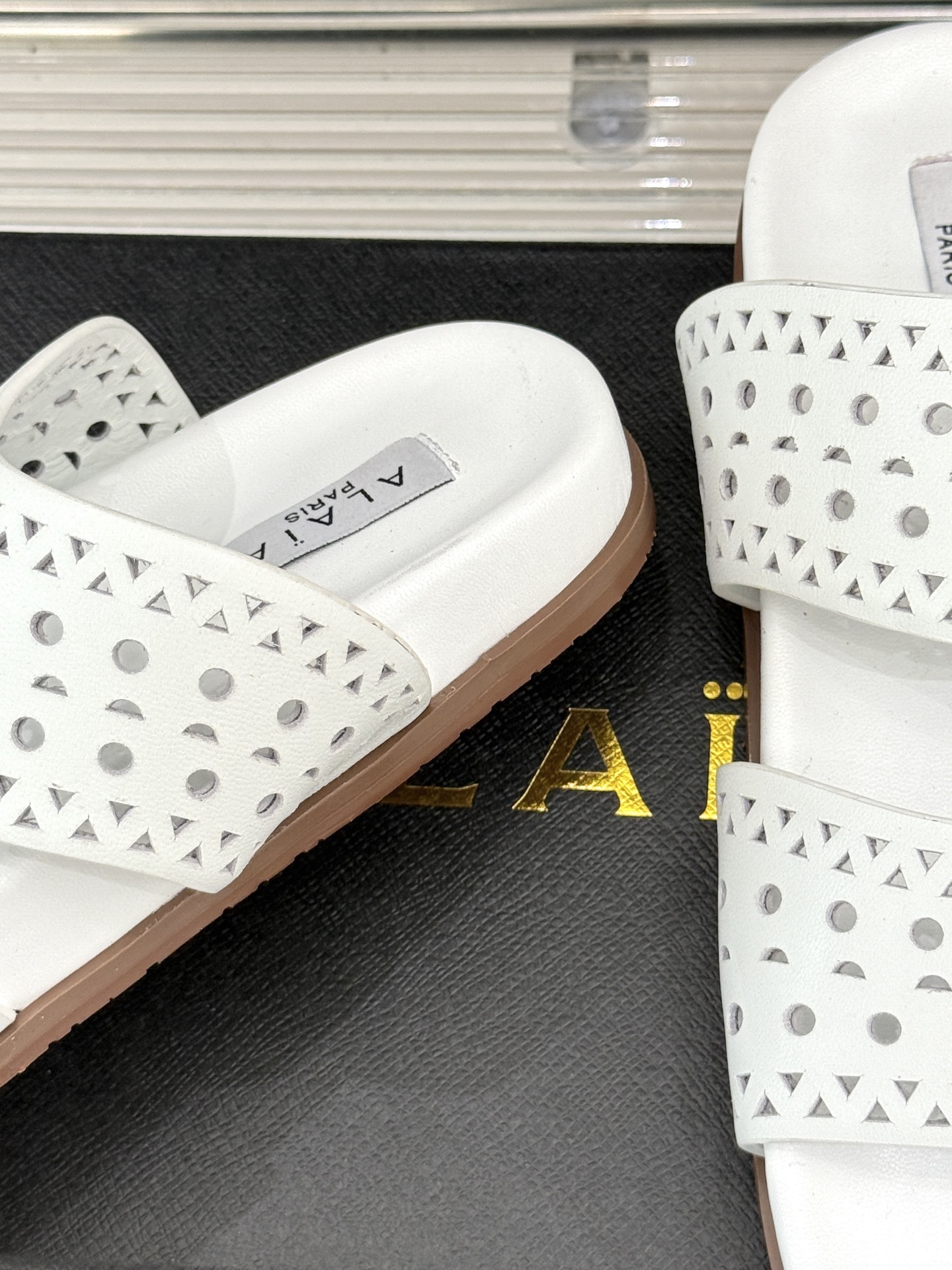ALAIA|阿莱亚 25WF春夏新品
镂空休闲拖鞋
Alaia这个来自法国的奢侈品牌
以其性感摩登的设
