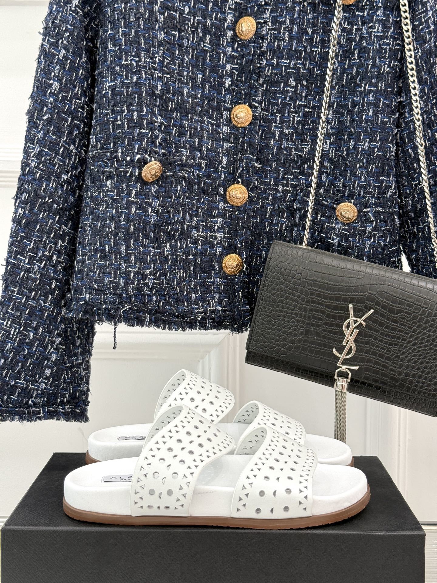 ALAIA|阿莱亚 25WF春夏新品
镂空休闲拖鞋
Alaia这个来自法国的奢侈品牌
以其性感摩登的设