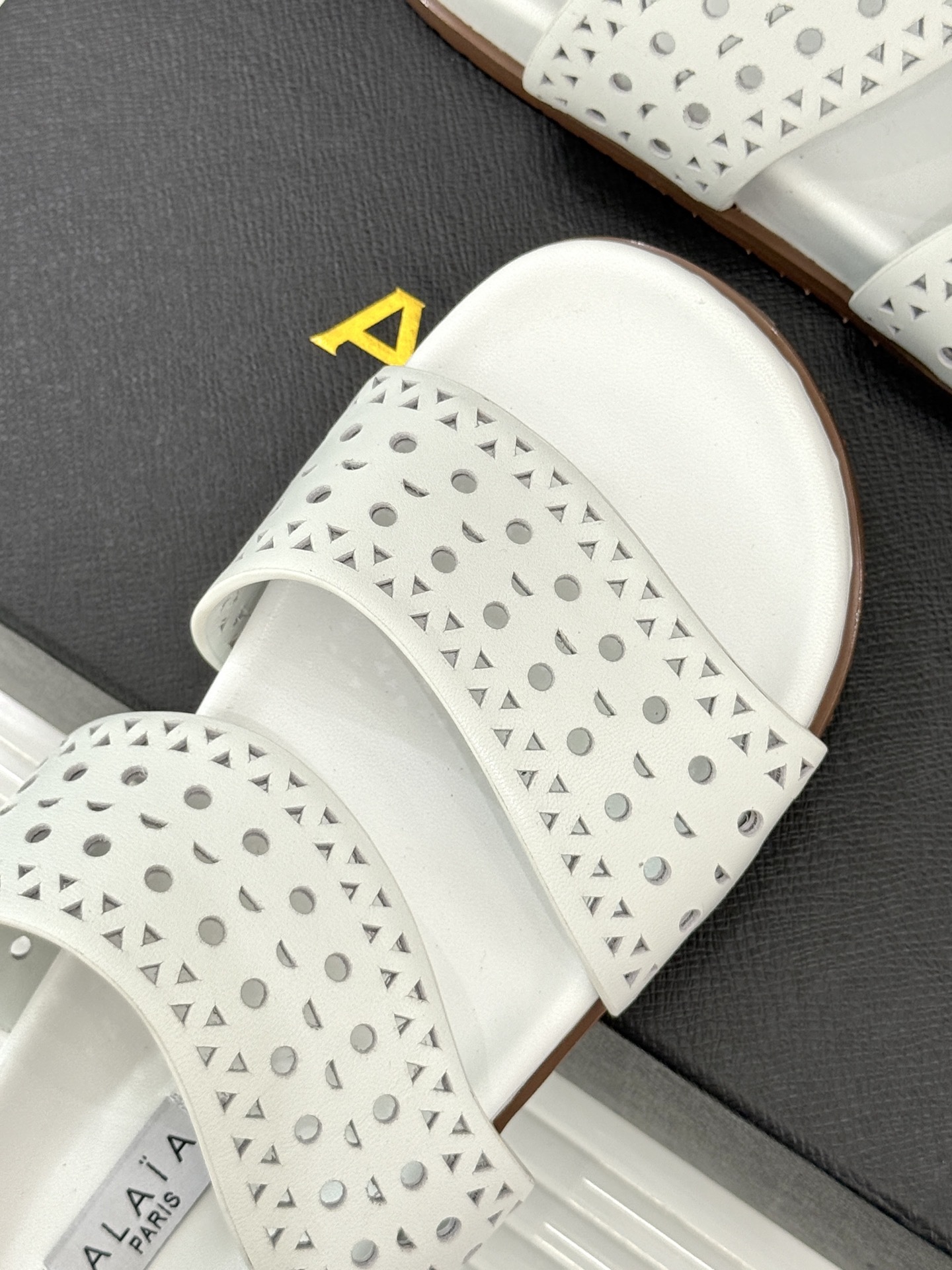 ALAIA|阿莱亚 25WF春夏新品
镂空休闲拖鞋
Alaia这个来自法国的奢侈品牌
以其性感摩登的设