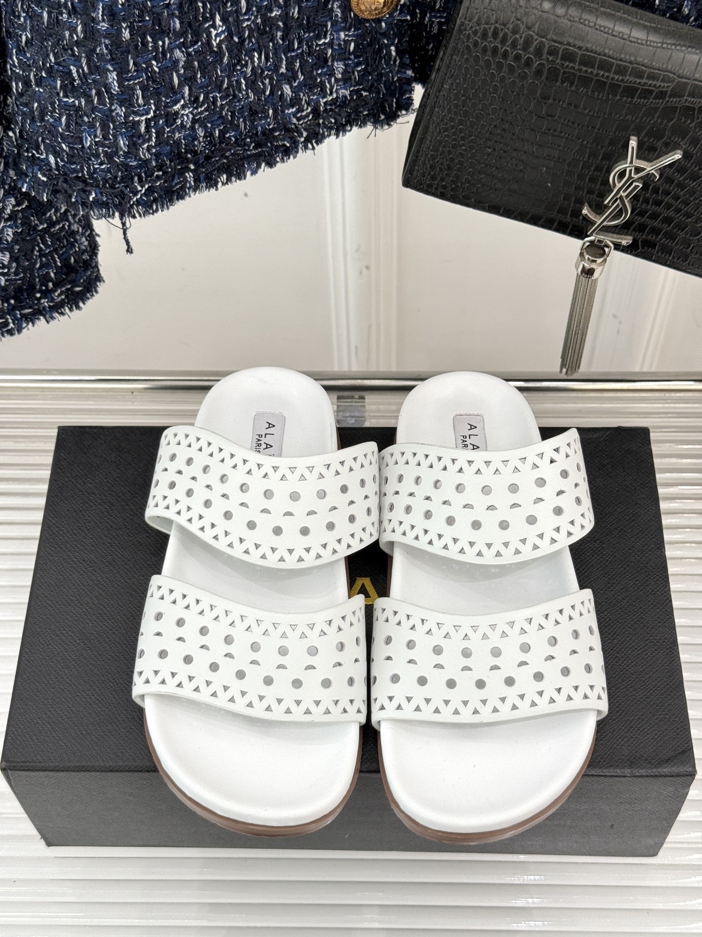 ALAIA|阿莱亚 25WF春夏新品
镂空休闲拖鞋
Alaia这个来自法国的奢侈品牌
以其性感摩登的设