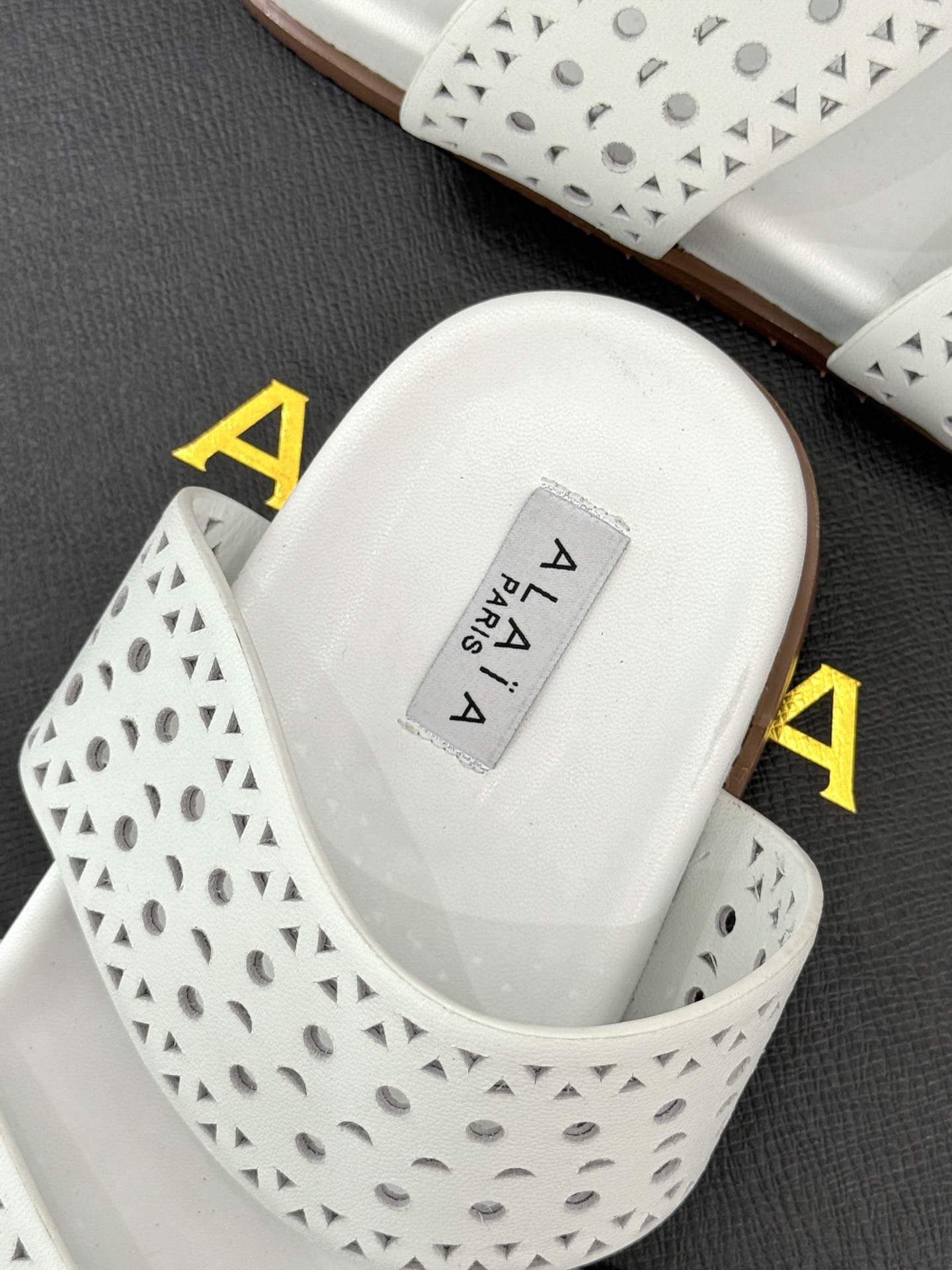 ALAIA|阿莱亚 25WF春夏新品
镂空休闲拖鞋
Alaia这个来自法国的奢侈品牌
以其性感摩登的设