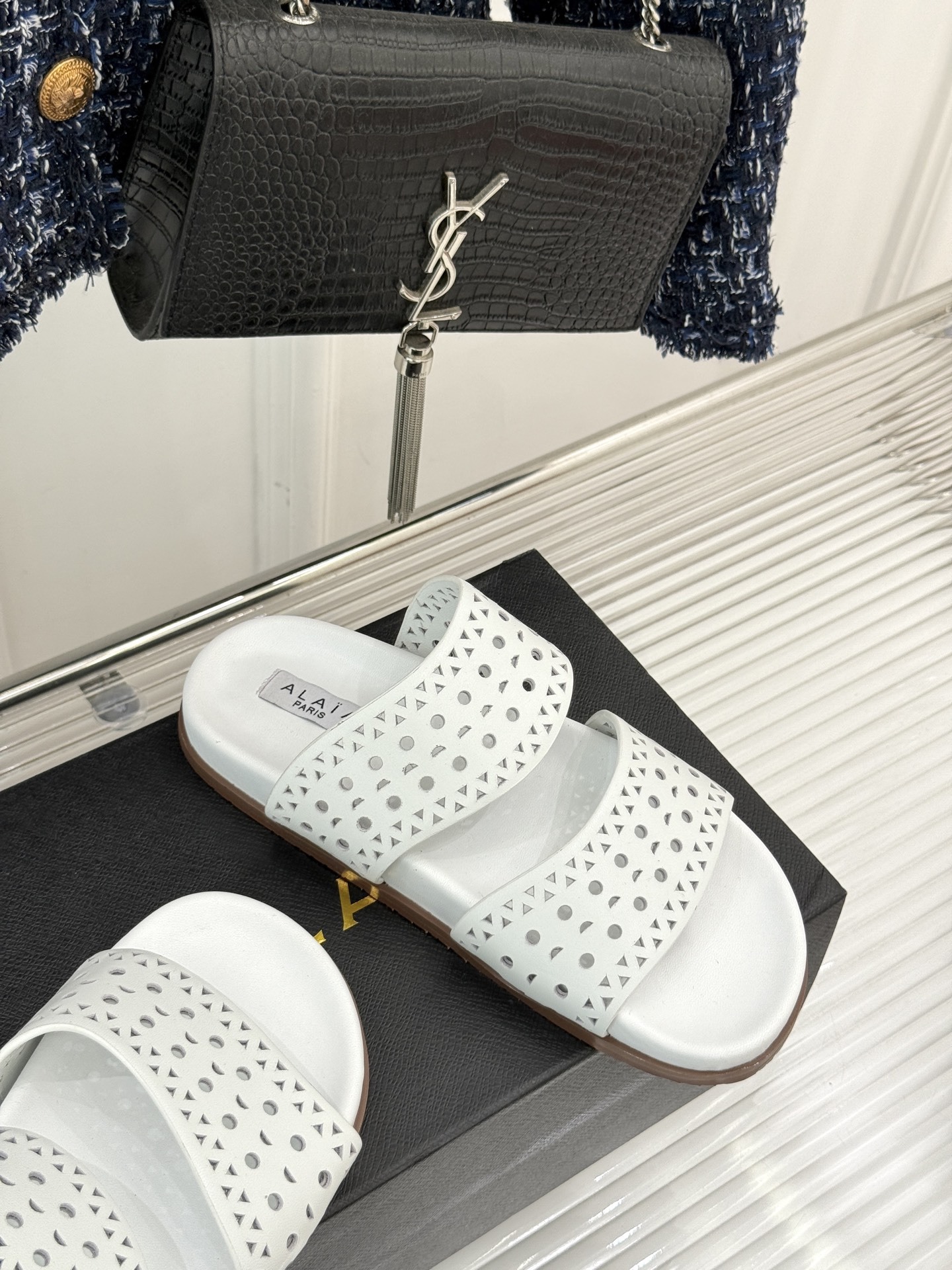 ALAIA|阿莱亚 25WF春夏新品
镂空休闲拖鞋
Alaia这个来自法国的奢侈品牌
以其性感摩登的设