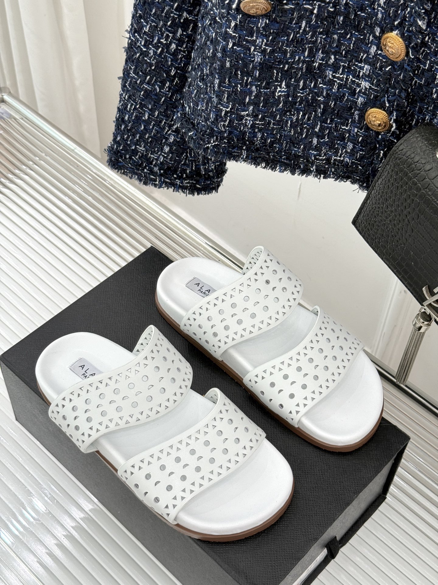 ALAIA|阿莱亚 25WF春夏新品
镂空休闲拖鞋
Alaia这个来自法国的奢侈品牌
以其性感摩登的设