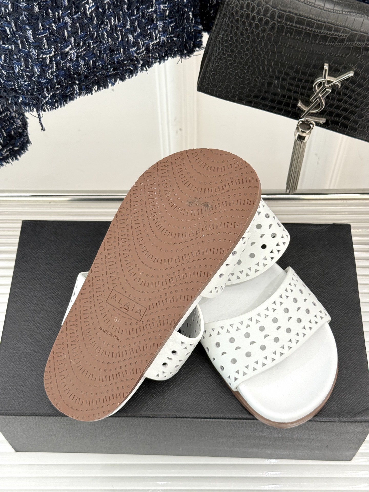 ALAIA|阿莱亚 25WF春夏新品
镂空休闲拖鞋
Alaia这个来自法国的奢侈品牌
以其性感摩登的设