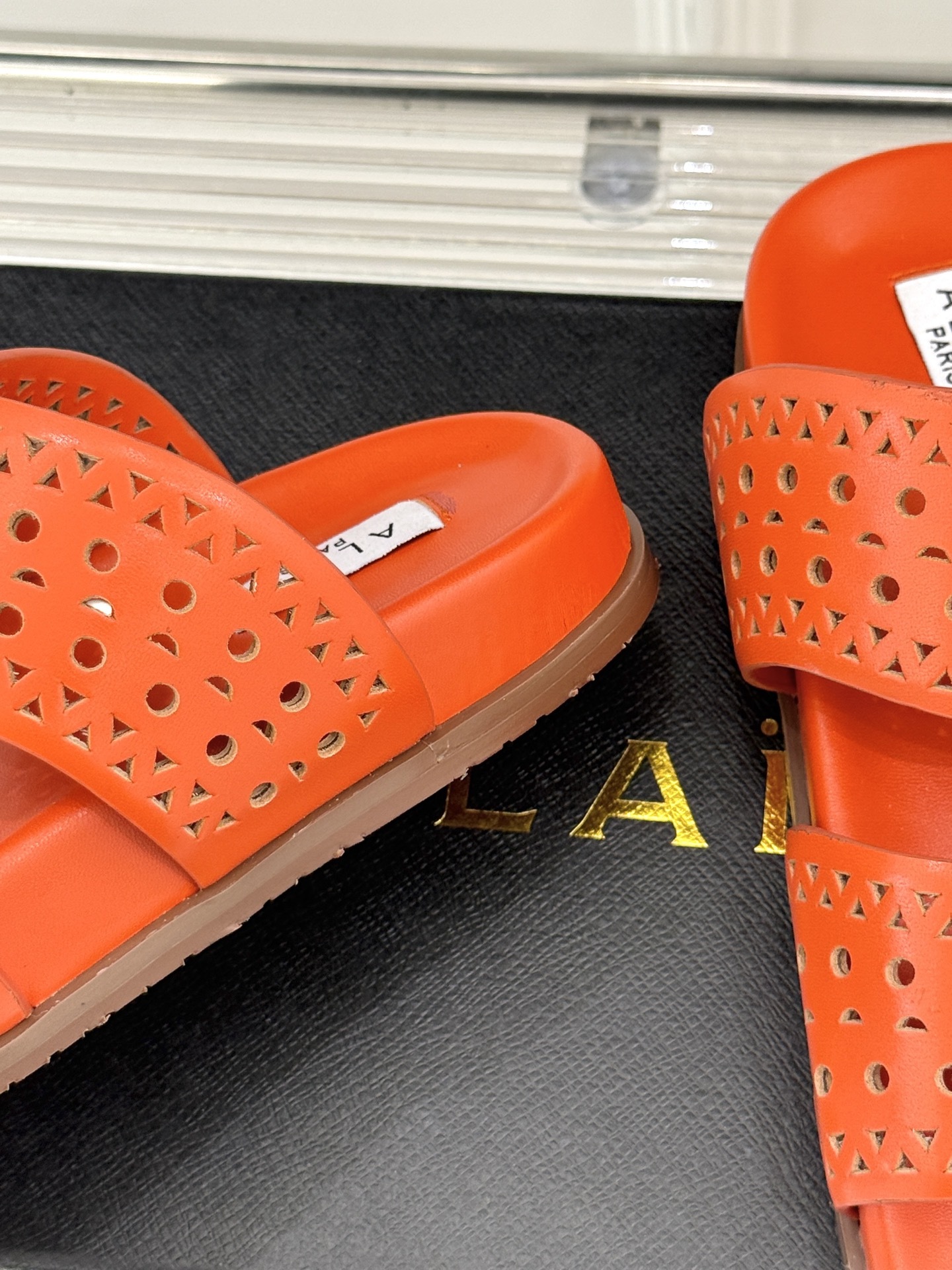 ALAIA|阿莱亚 25WF春夏新品
镂空休闲拖鞋
Alaia这个来自法国的奢侈品牌
以其性感摩登的设