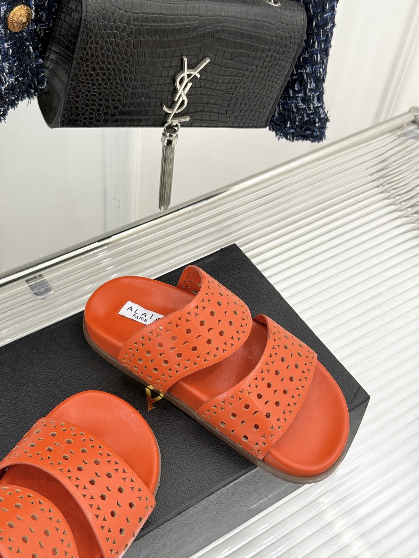 ALAIA|阿莱亚 25WF春夏新品
镂空休闲拖鞋
Alaia这个来自法国的奢侈品牌
以其性感摩登的设
