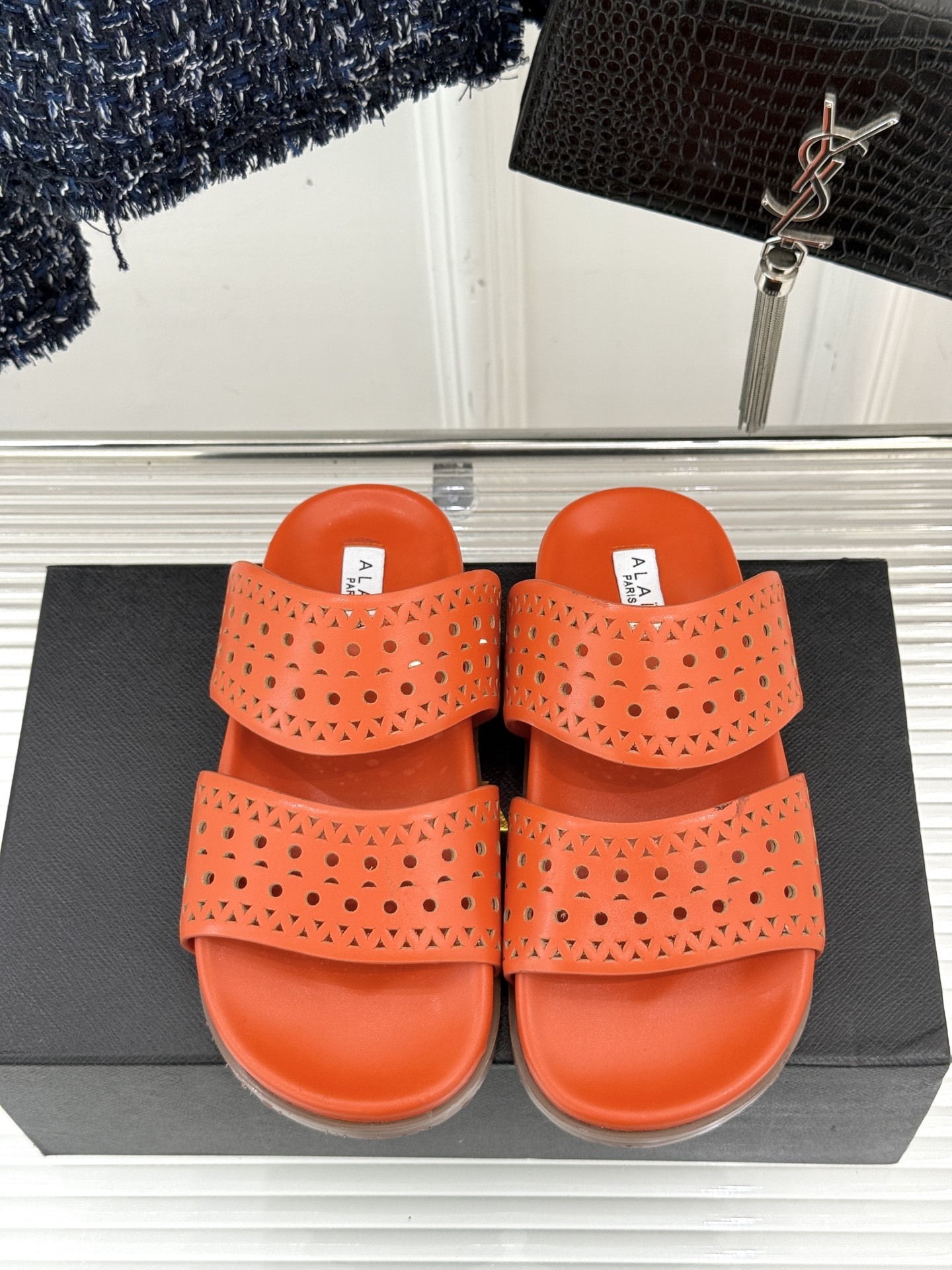 ALAIA|阿莱亚 25WF春夏新品
镂空休闲拖鞋
Alaia这个来自法国的奢侈品牌
以其性感摩登的设