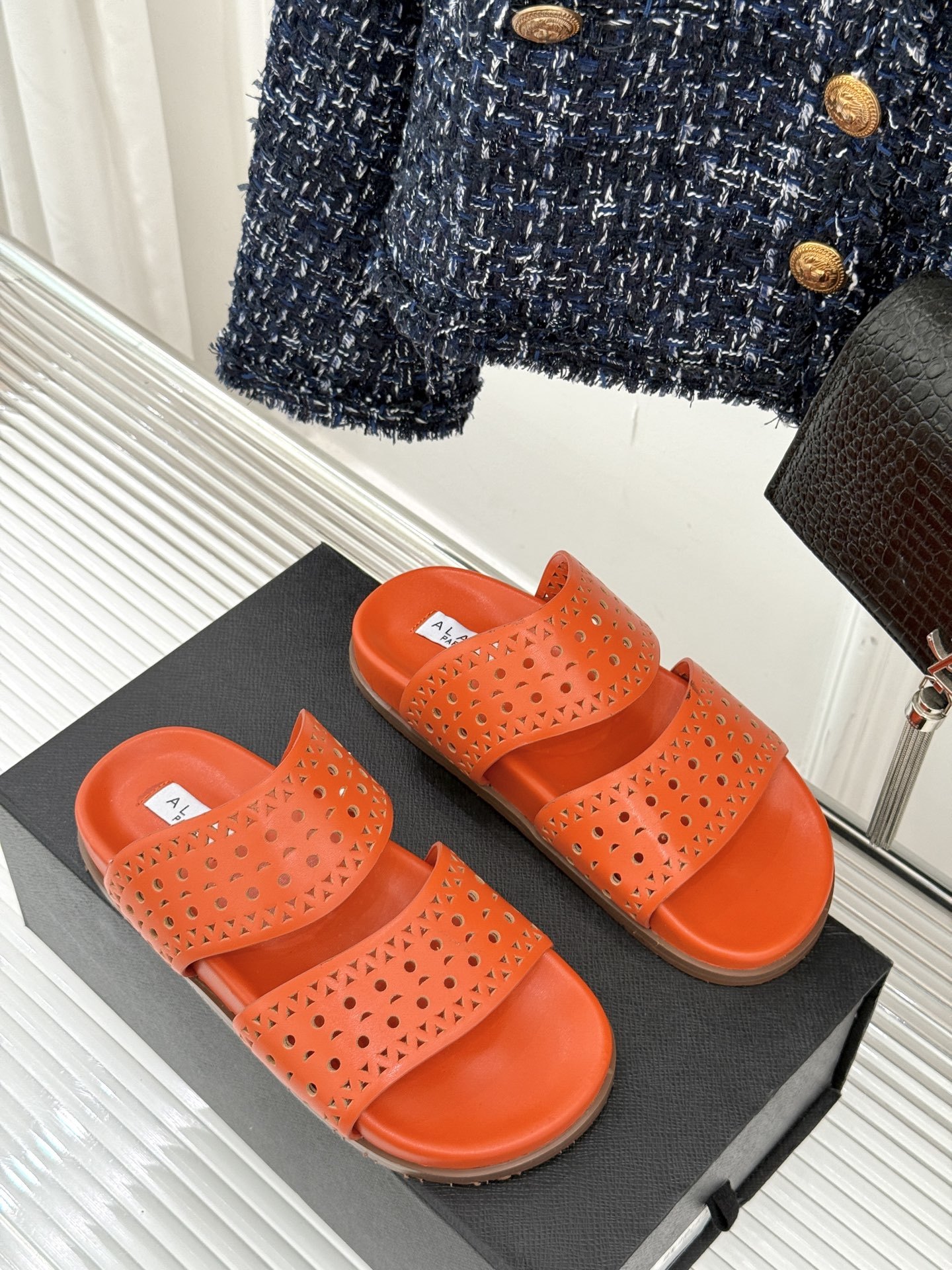 ALAIA|阿莱亚 25WF春夏新品
镂空休闲拖鞋
Alaia这个来自法国的奢侈品牌
以其性感摩登的设