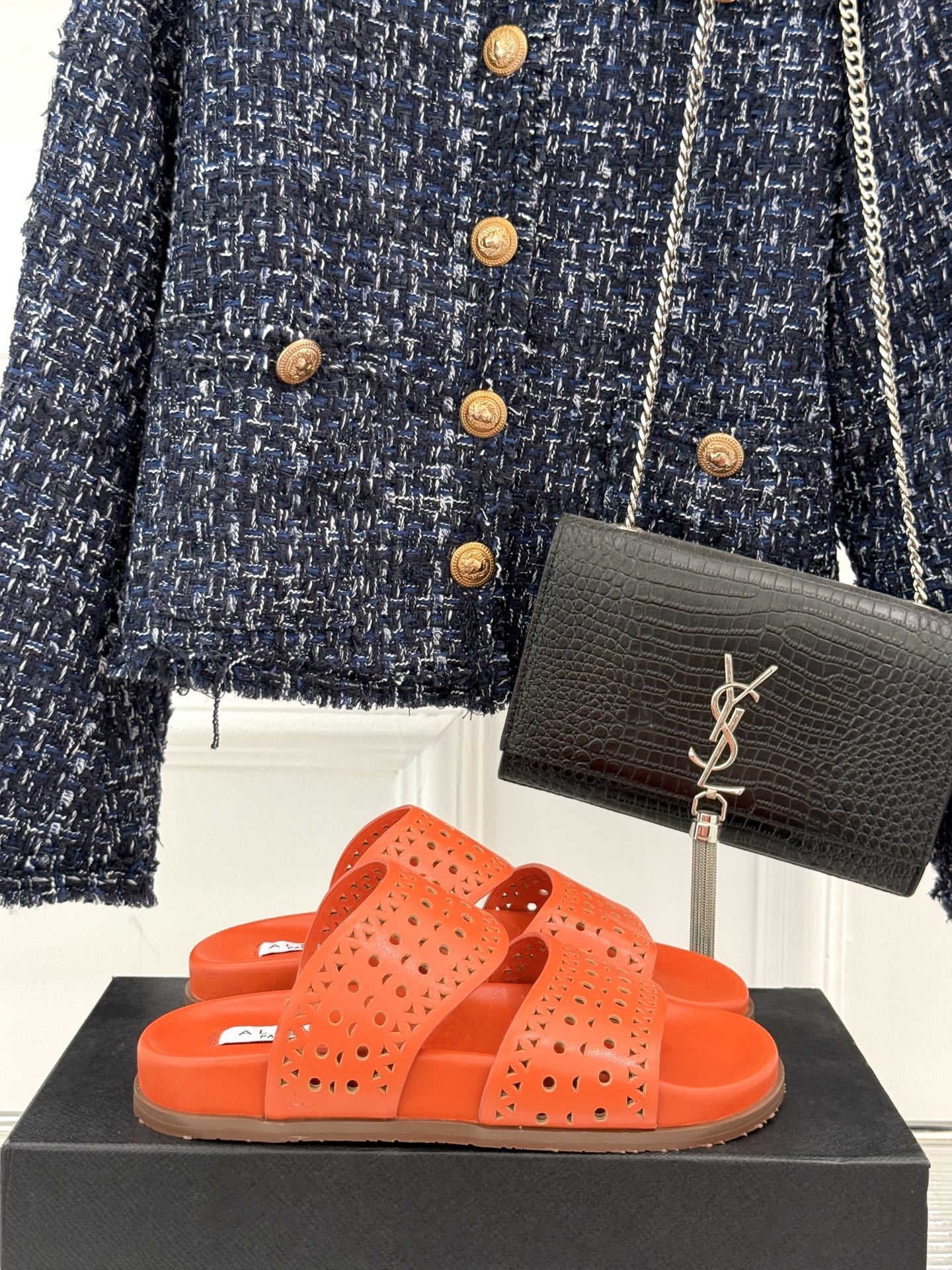 ALAIA|阿莱亚 25WF春夏新品
镂空休闲拖鞋
Alaia这个来自法国的奢侈品牌
以其性感摩登的设