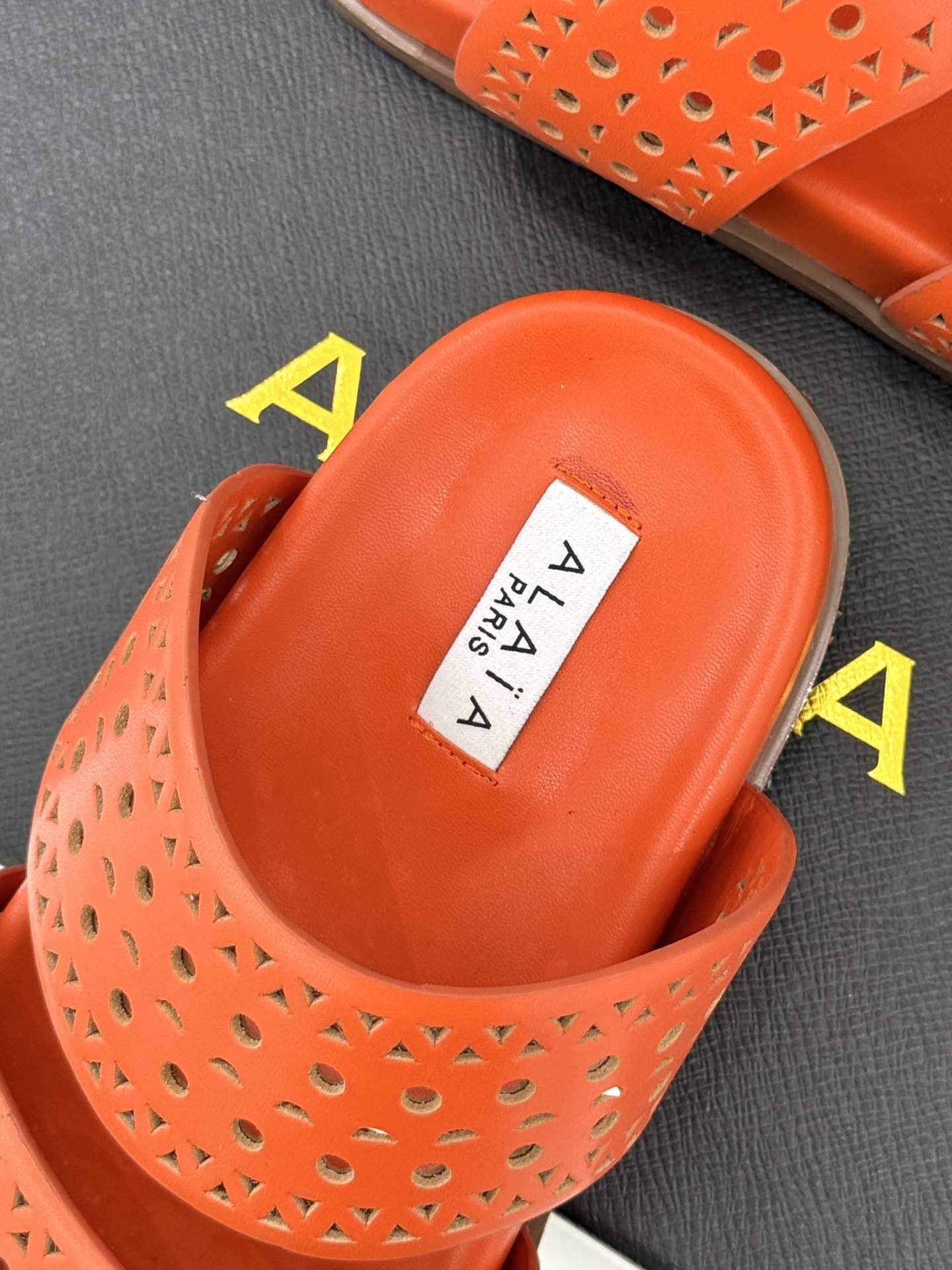 ALAIA|阿莱亚 25WF春夏新品
镂空休闲拖鞋
Alaia这个来自法国的奢侈品牌
以其性感摩登的设