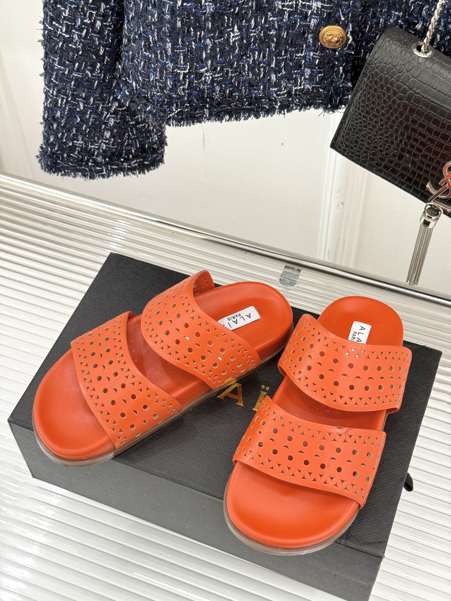 ALAIA|阿莱亚 25WF春夏新品
镂空休闲拖鞋
Alaia这个来自法国的奢侈品牌
以其性感摩登的设
