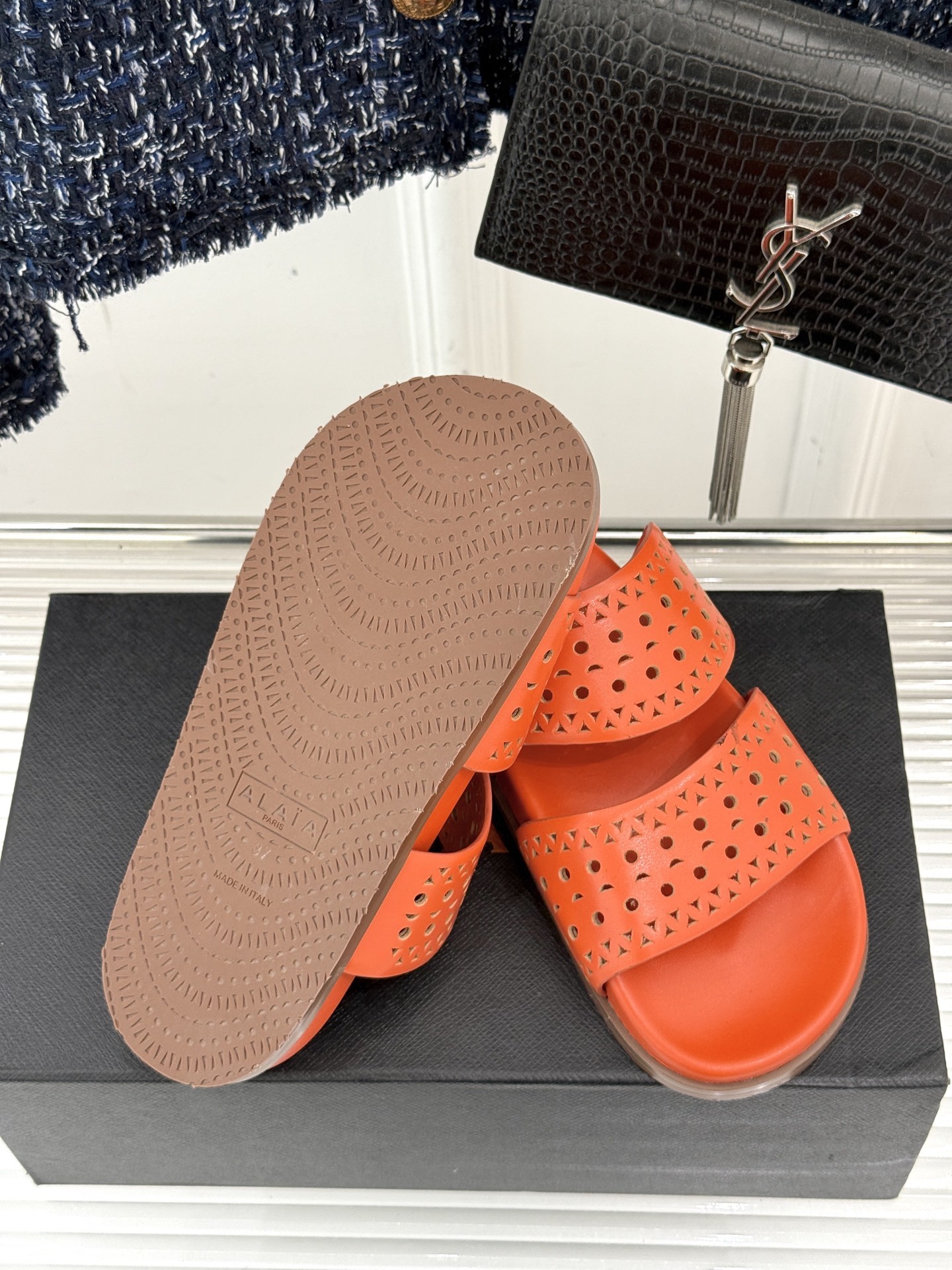 ALAIA|阿莱亚 25WF春夏新品
镂空休闲拖鞋
Alaia这个来自法国的奢侈品牌
以其性感摩登的设