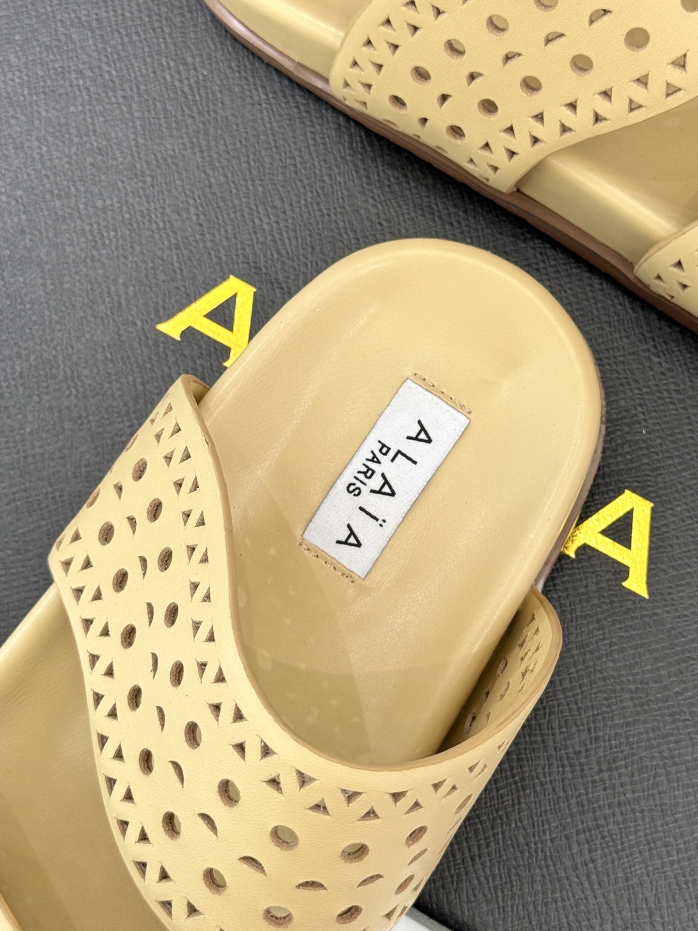 
ALAIA｜阿莱亚 25WF春夏新品
镂空休闲拖鞋
Alaia这个来自法国的奢侈品牌
以其性感摩登的设